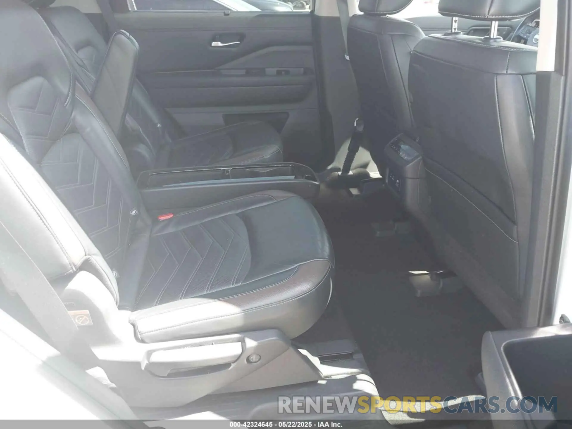 8 Photograph of a damaged car 5N1DR3DH9NC248614 NISSAN PATHFINDER 2022