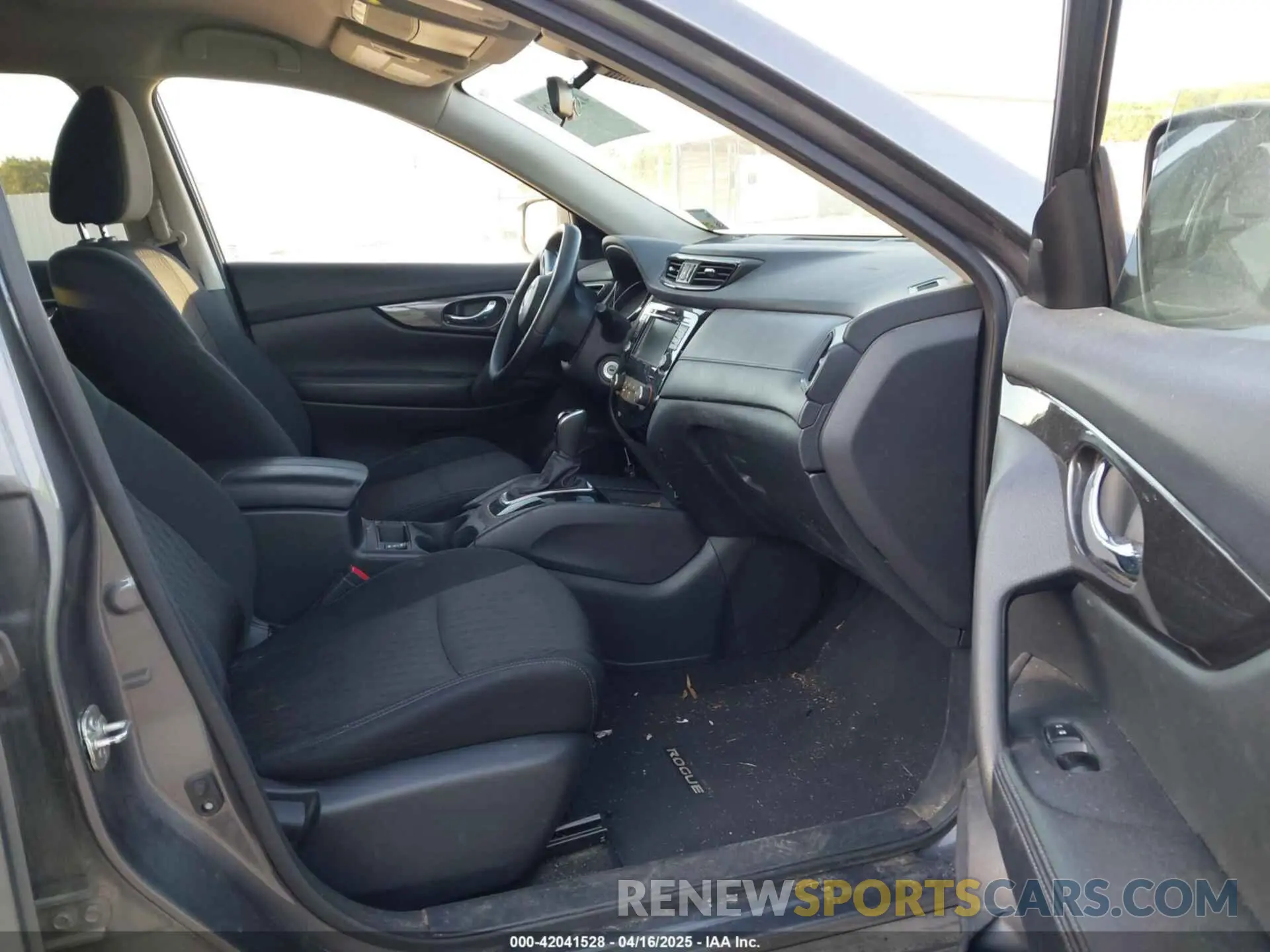 5 Photograph of a damaged car 5N1AT2MT0KC826145 NISSAN ROGUE 2019