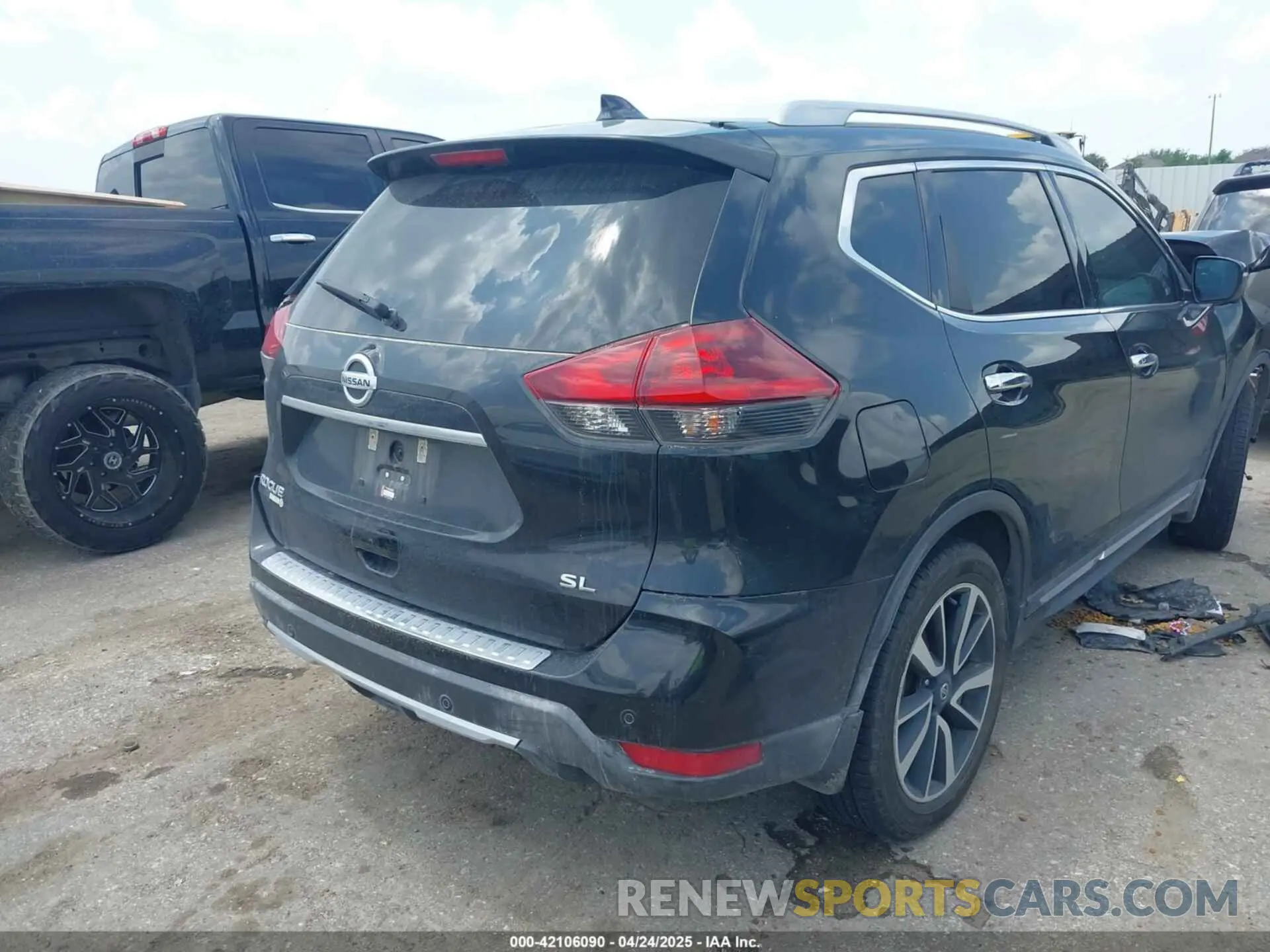 4 Photograph of a damaged car 5N1AT2MT1KC804073 NISSAN ROGUE 2019