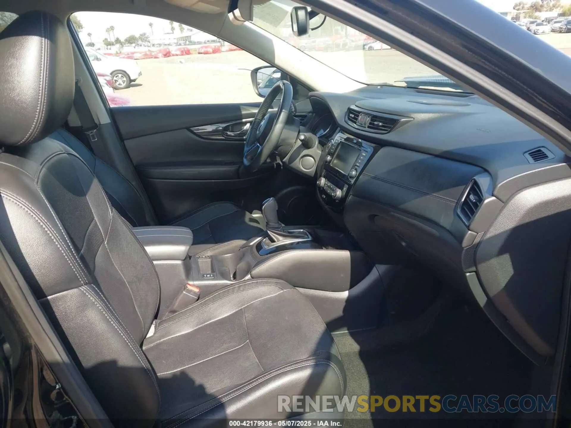 5 Photograph of a damaged car 5N1AT2MT1KC833220 NISSAN ROGUE 2019
