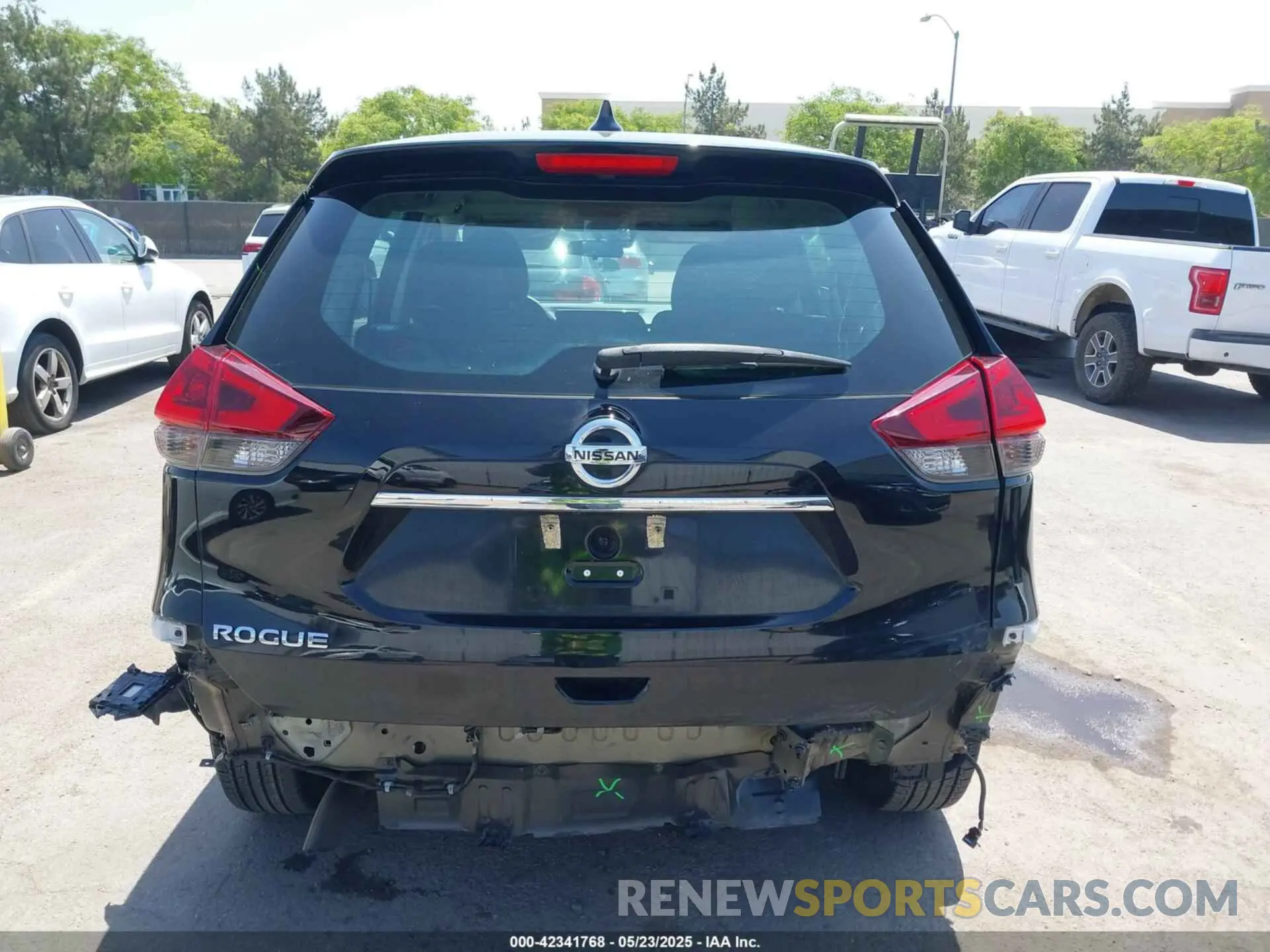 17 Photograph of a damaged car 5N1AT2MT4KC839870 NISSAN ROGUE 2019