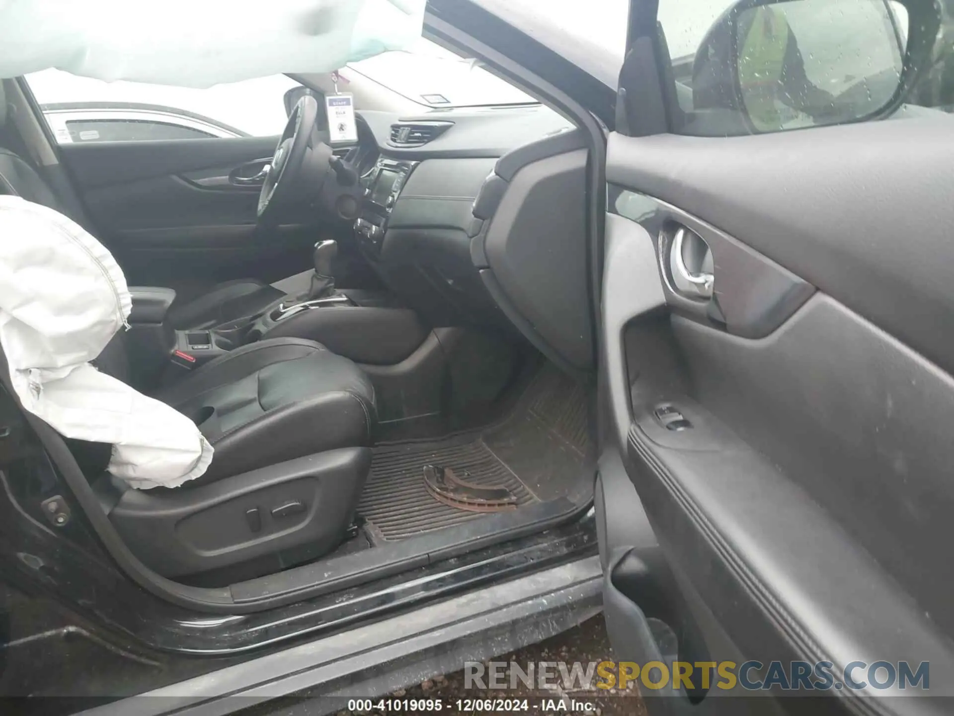 5 Photograph of a damaged car 5N1AT2MT5KC733377 NISSAN ROGUE 2019