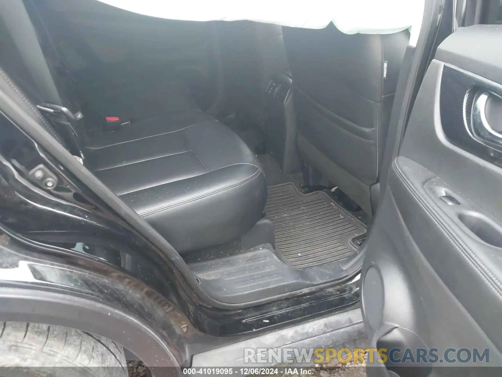 8 Photograph of a damaged car 5N1AT2MT5KC733377 NISSAN ROGUE 2019