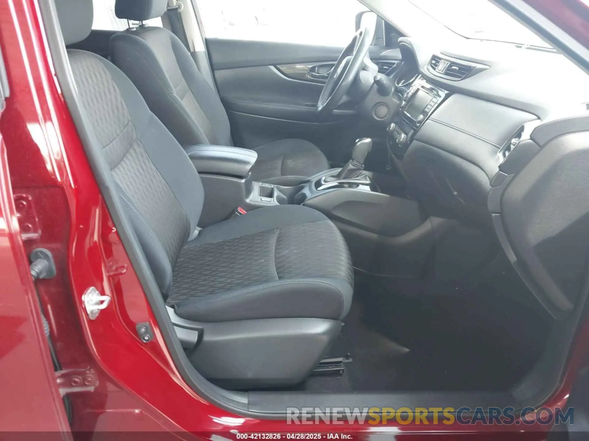 5 Photograph of a damaged car 5N1AT2MT8KC746978 NISSAN ROGUE 2019