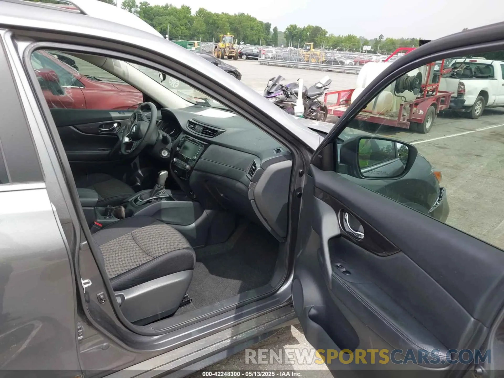 5 Photograph of a damaged car 5N1AT2MT8KC766342 NISSAN ROGUE 2019