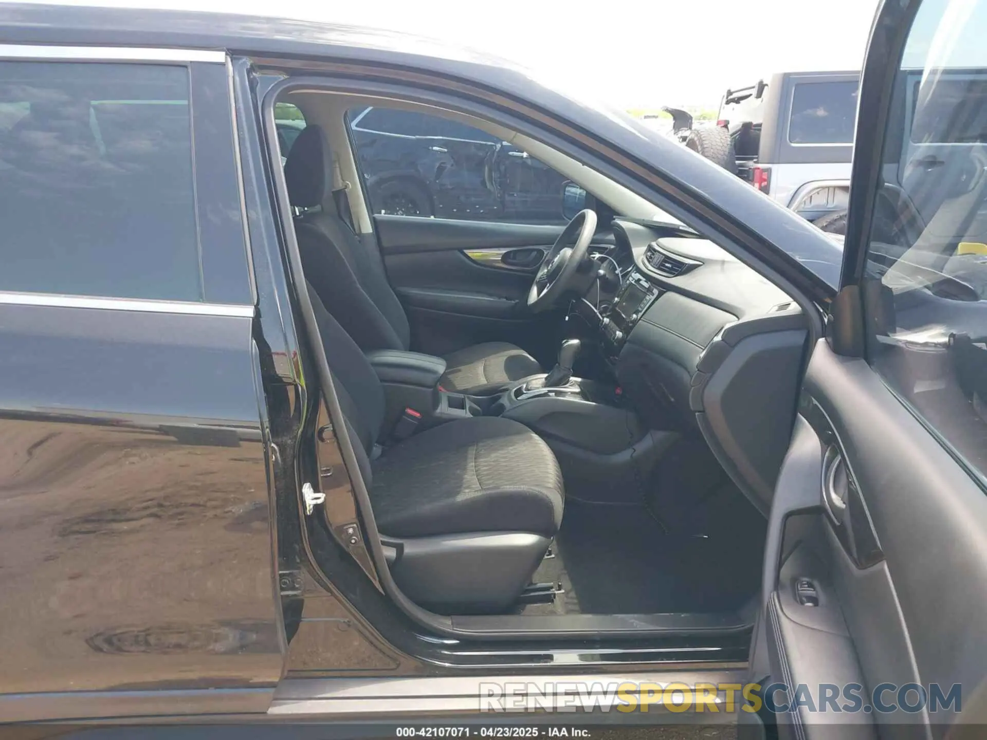 5 Photograph of a damaged car 5N1AT2MT8KC783237 NISSAN ROGUE 2019