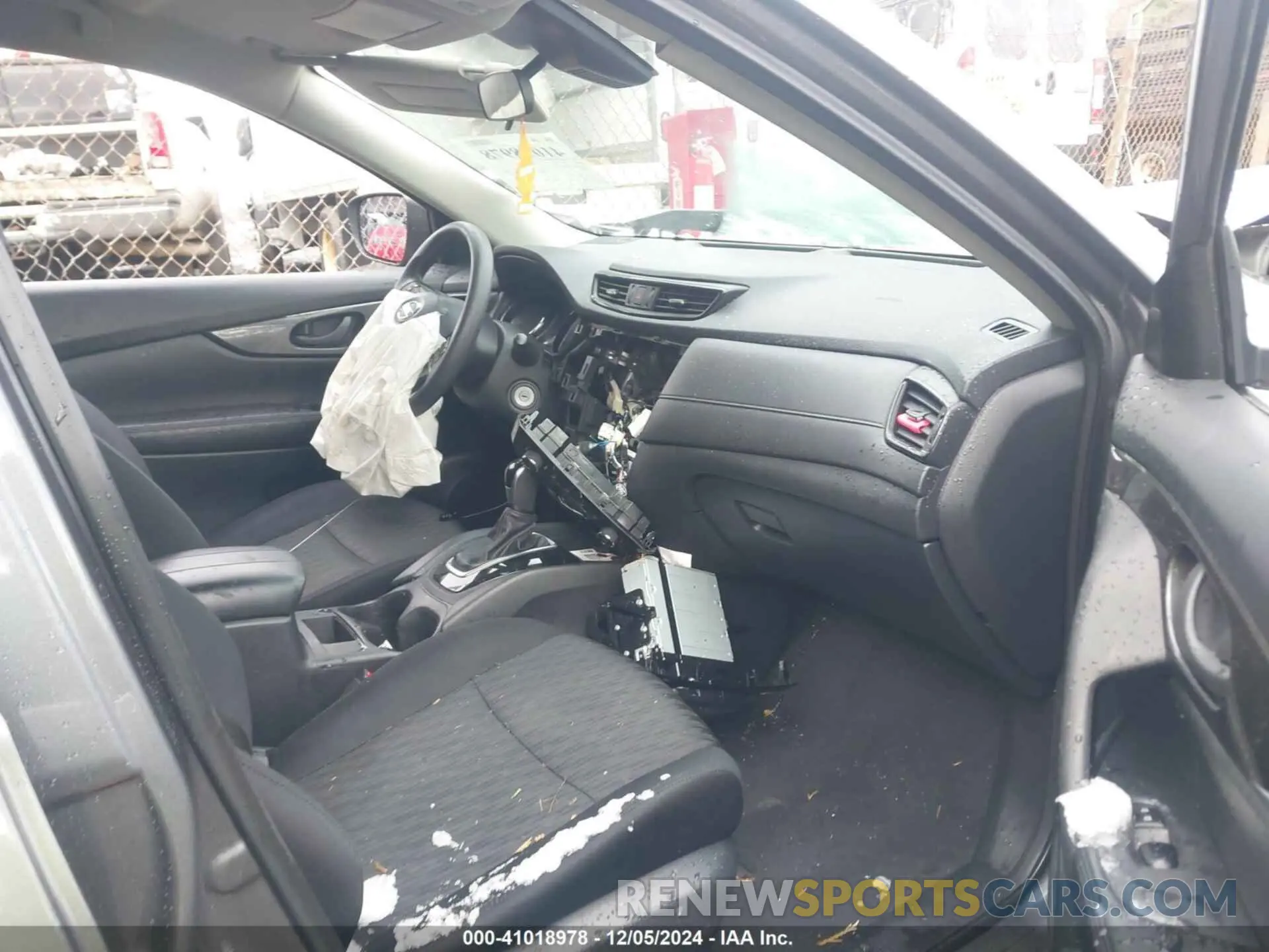 5 Photograph of a damaged car 5N1AT2MV0KC843710 NISSAN ROGUE 2019