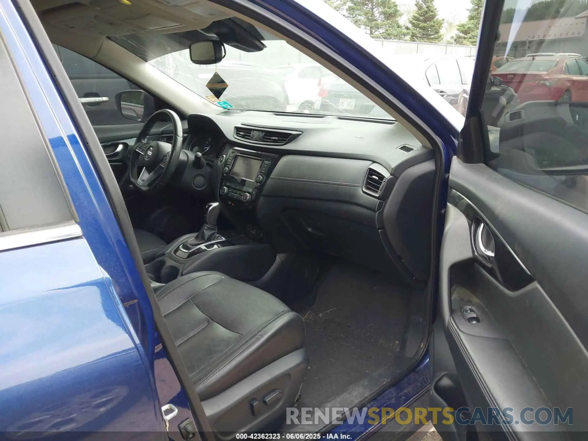 5 Photograph of a damaged car 5N1AT2MV2KC746282 NISSAN ROGUE 2019