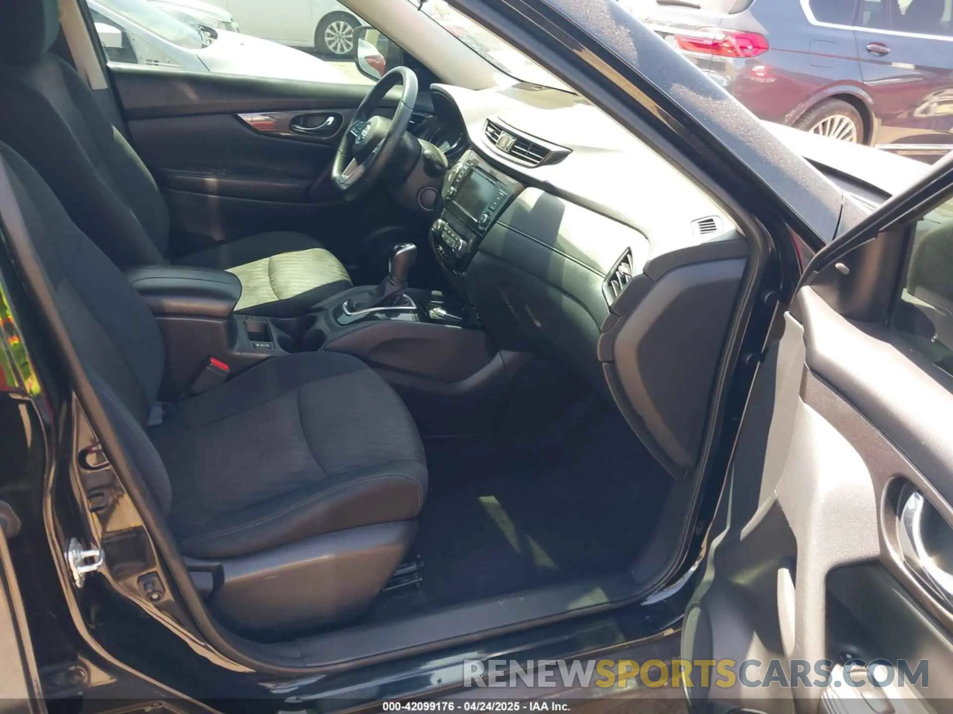 5 Photograph of a damaged car 5N1AT2MV3KC702341 NISSAN ROGUE 2019