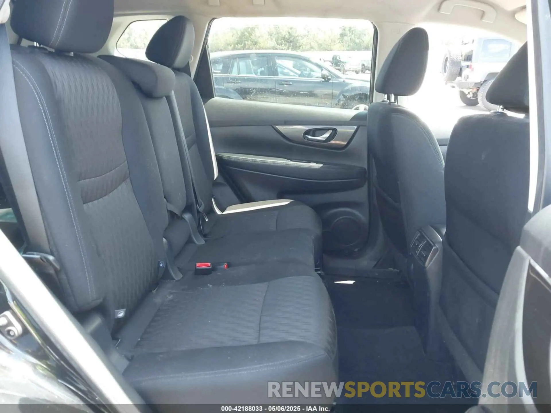 8 Photograph of a damaged car 5N1AT2MV3KC805467 NISSAN ROGUE 2019