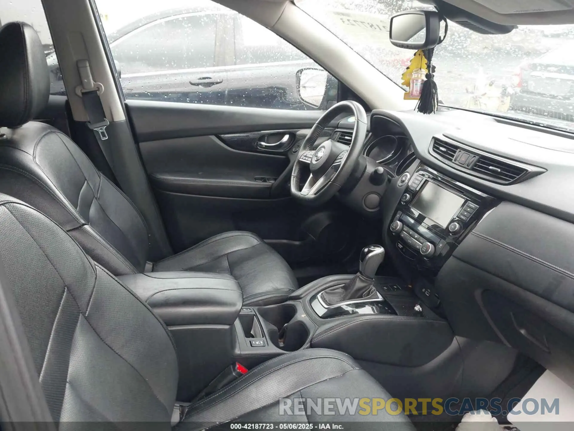 5 Photograph of a damaged car 5N1AT2MV4KC701862 NISSAN ROGUE 2019