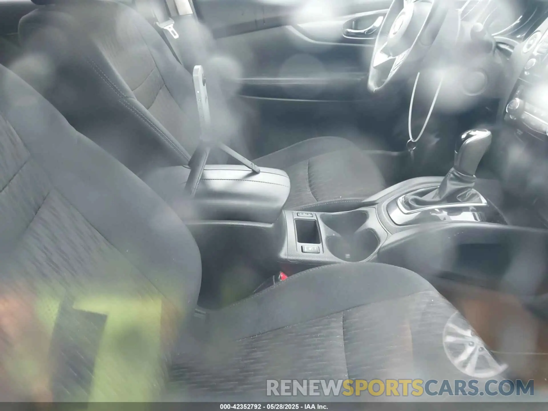5 Photograph of a damaged car 5N1AT2MV4KC769210 NISSAN ROGUE 2019