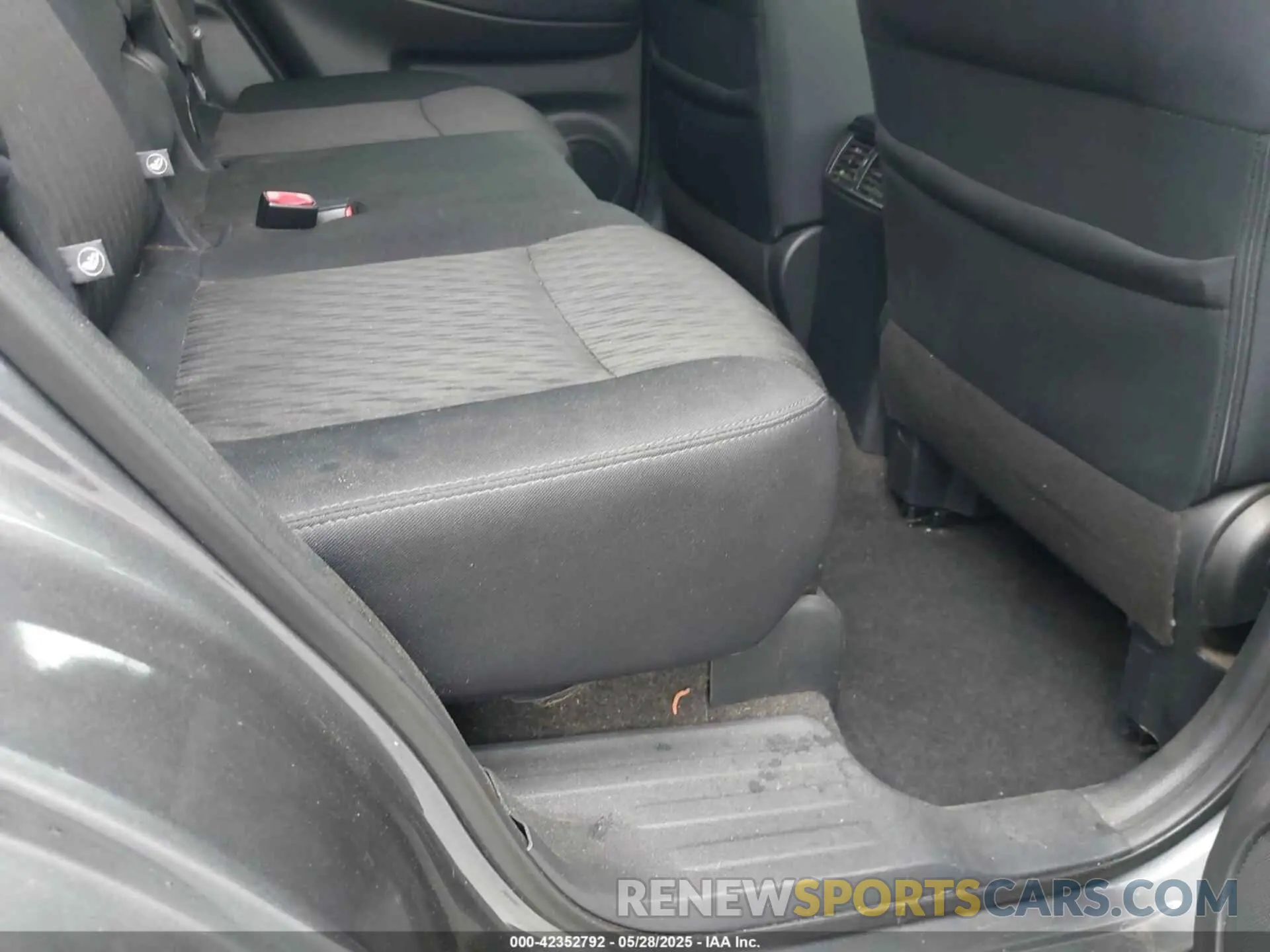 8 Photograph of a damaged car 5N1AT2MV4KC769210 NISSAN ROGUE 2019