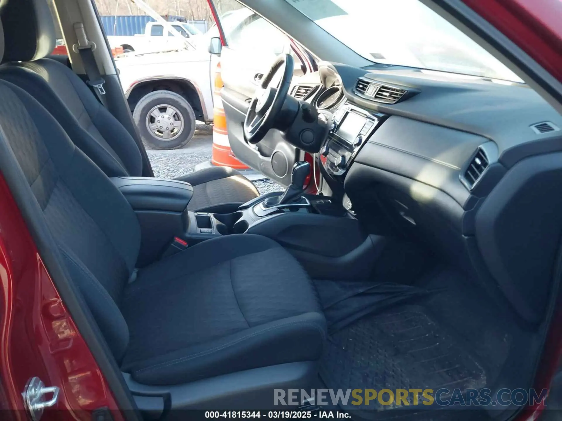 5 Photograph of a damaged car 5N1AT2MV6KC744650 NISSAN ROGUE 2019