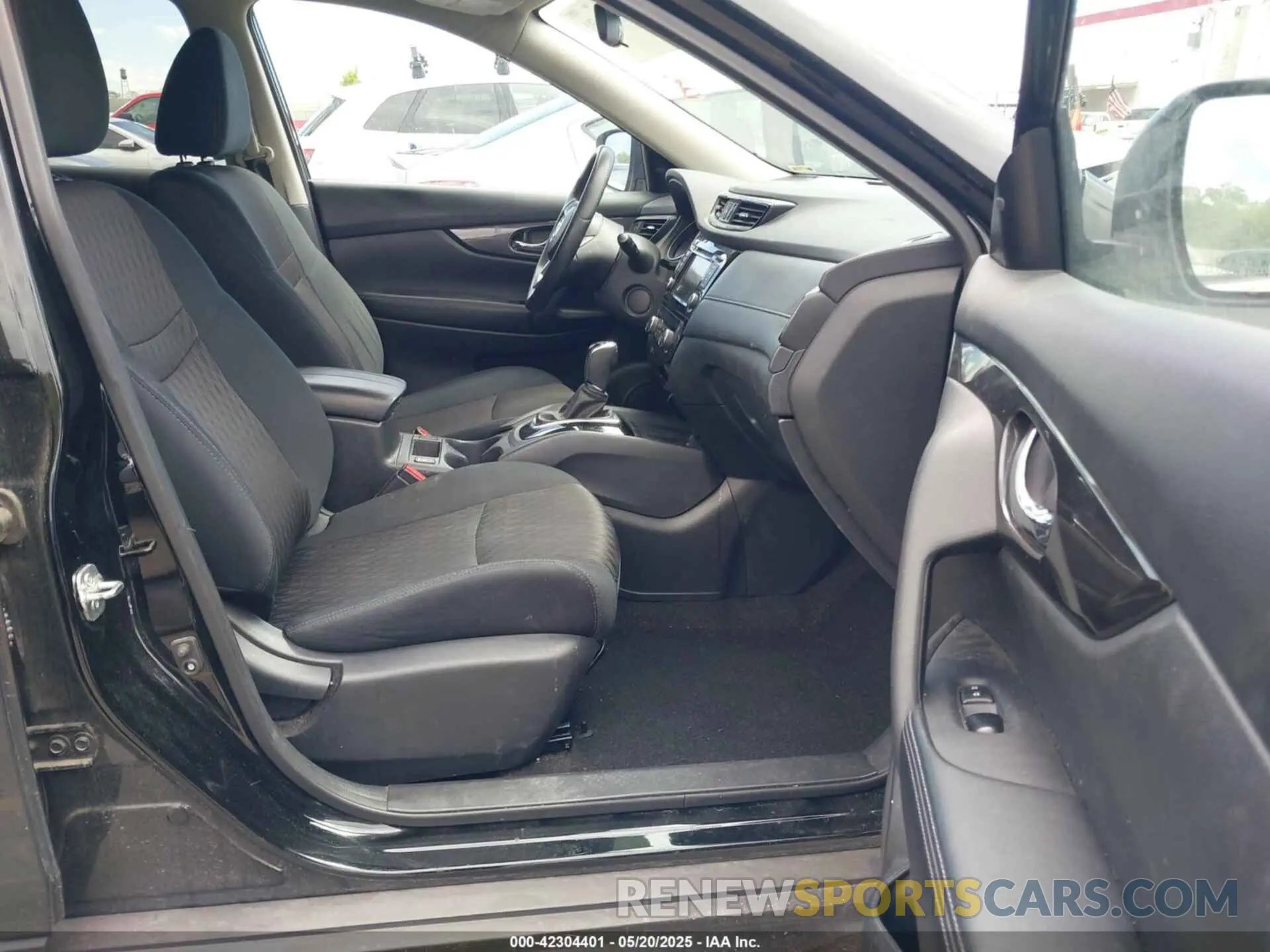5 Photograph of a damaged car 5N1AT2MV7KC770013 NISSAN ROGUE 2019