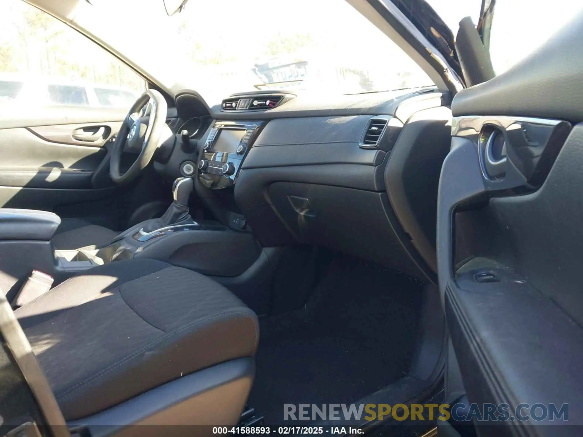 5 Photograph of a damaged car 5N1AT2MV7KC800997 NISSAN ROGUE 2019