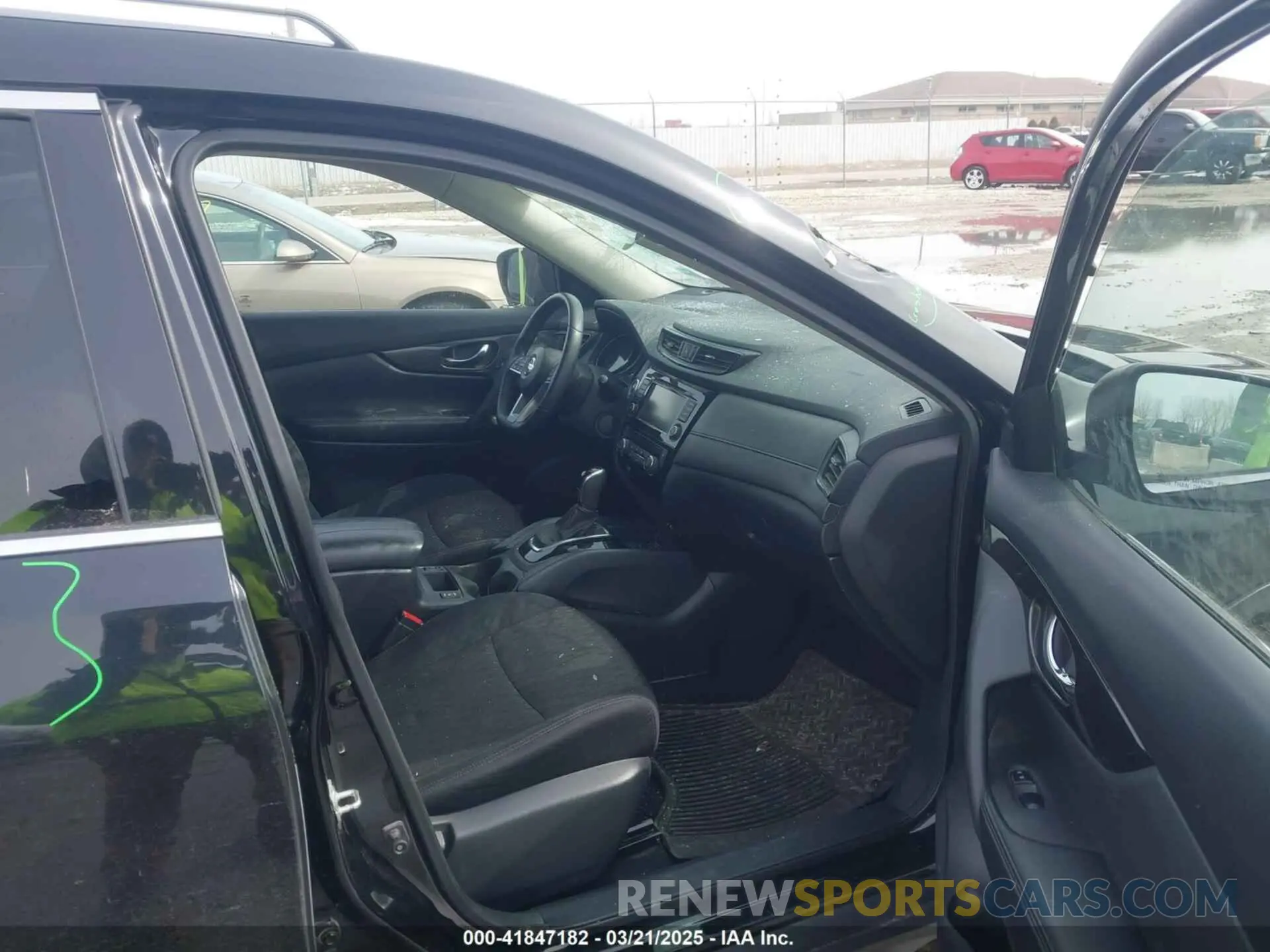 5 Photograph of a damaged car 5N1AT2MV7KC811028 NISSAN ROGUE 2019