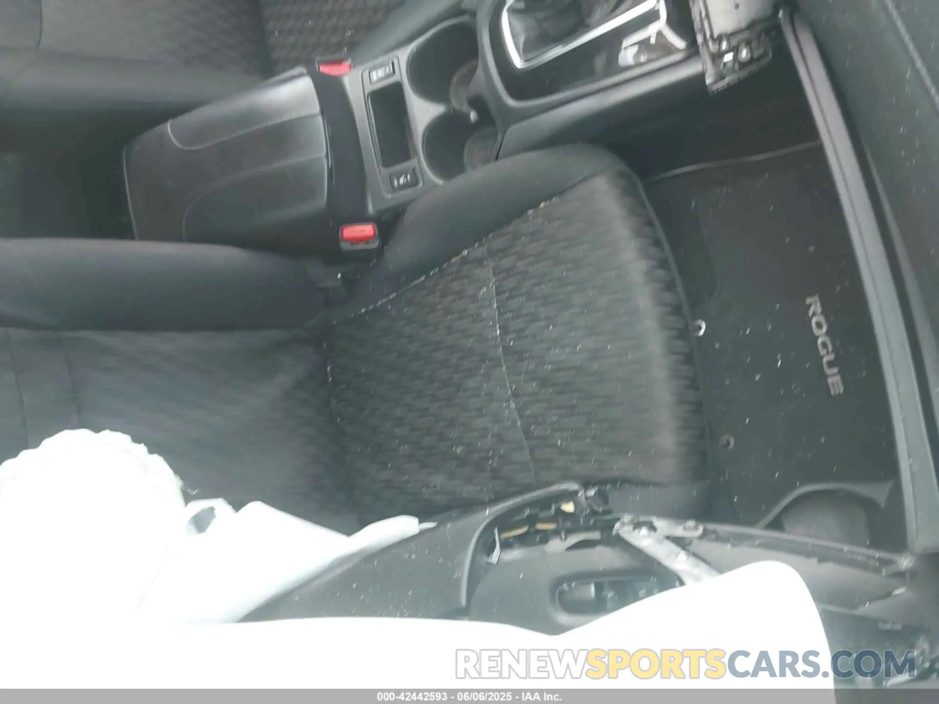 5 Photograph of a damaged car 5N1AT2MV8KC729955 NISSAN ROGUE 2019