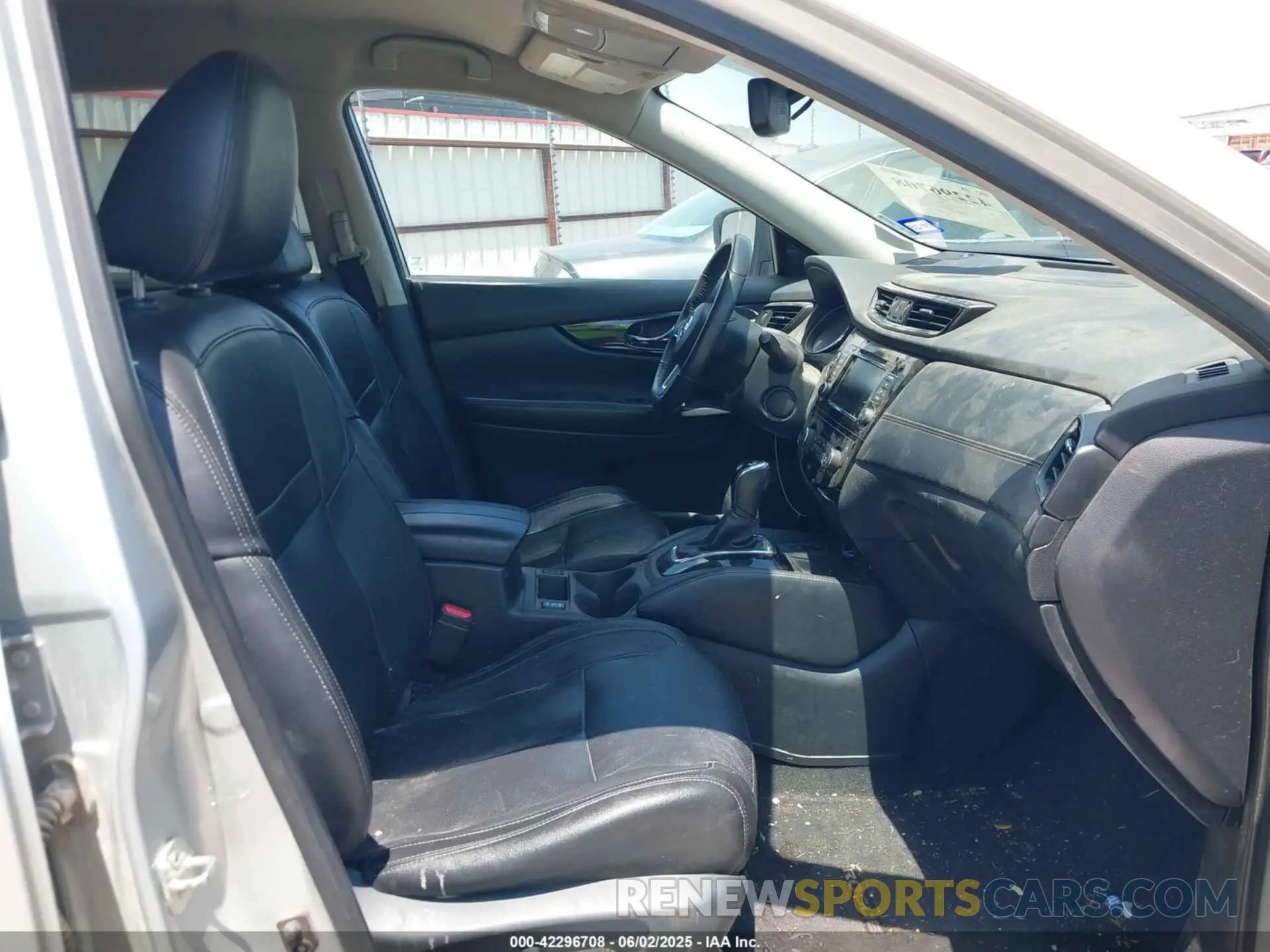 5 Photograph of a damaged car 5N1AT2MV8KC744665 NISSAN ROGUE 2019