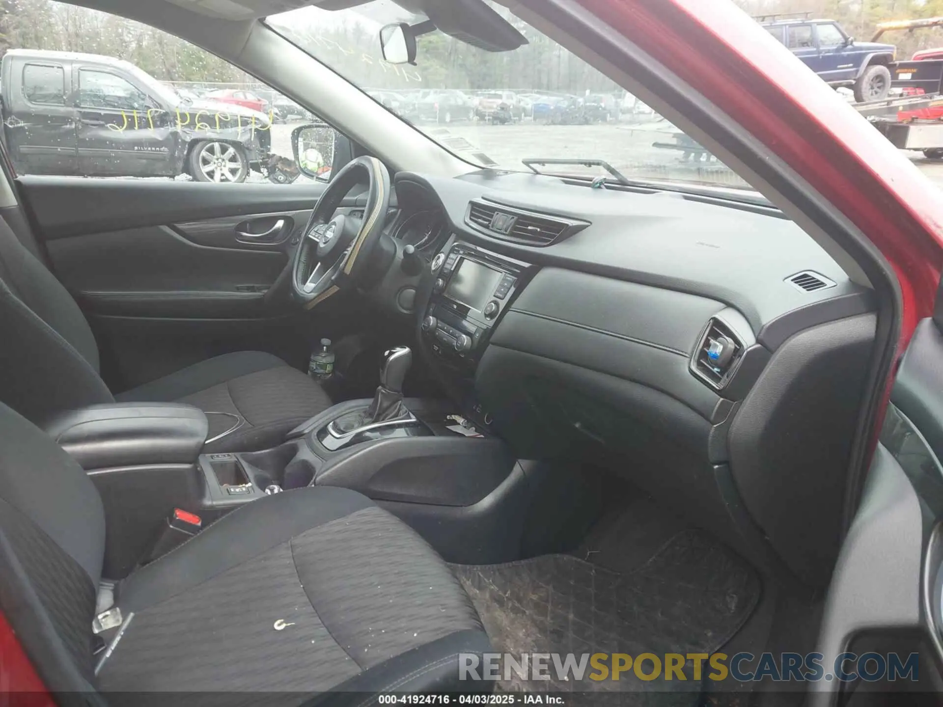 5 Photograph of a damaged car 5N1AT2MV8KC747372 NISSAN ROGUE 2019