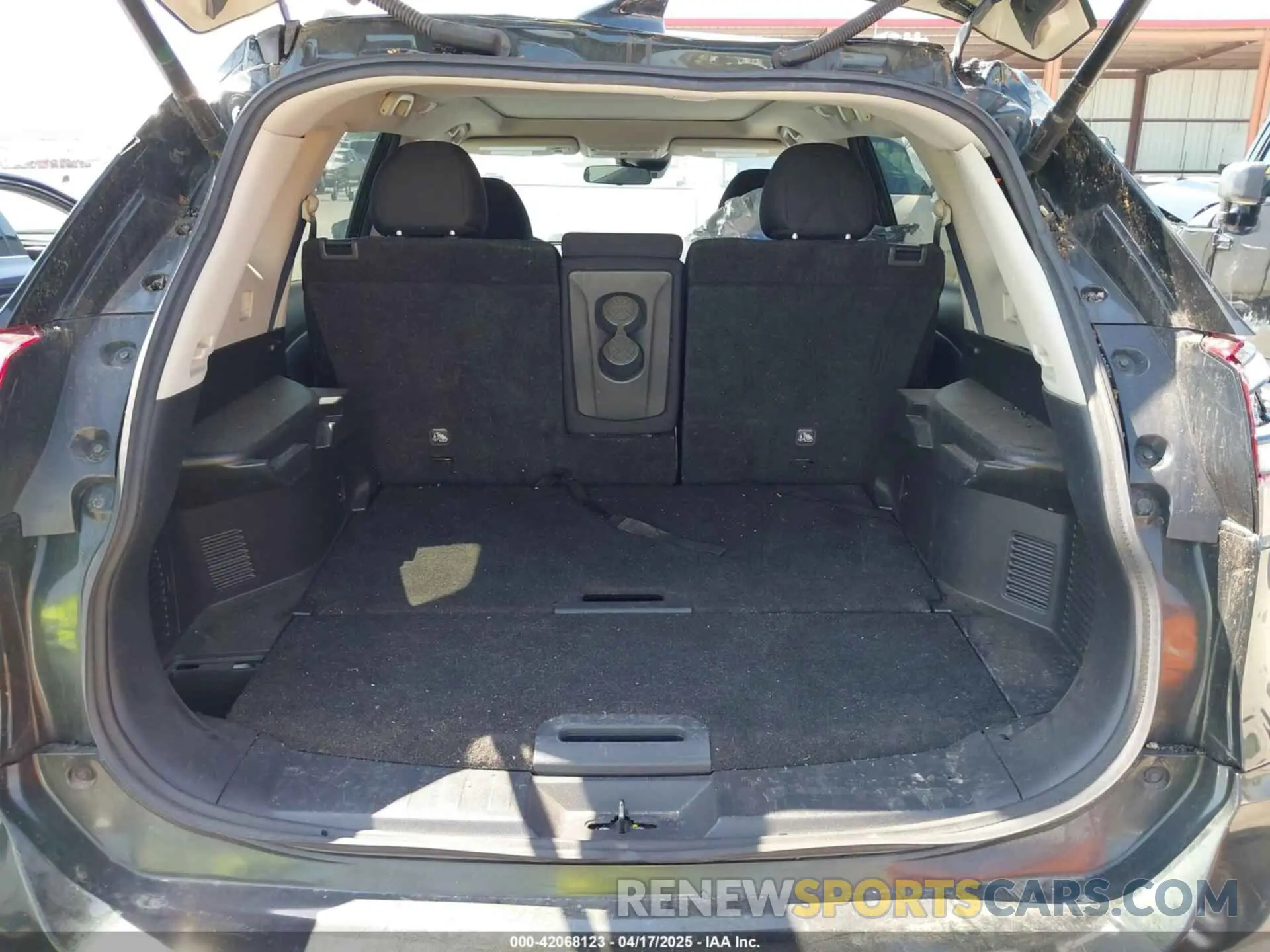 17 Photograph of a damaged car 5N1AT2MV9KC757926 NISSAN ROGUE 2019
