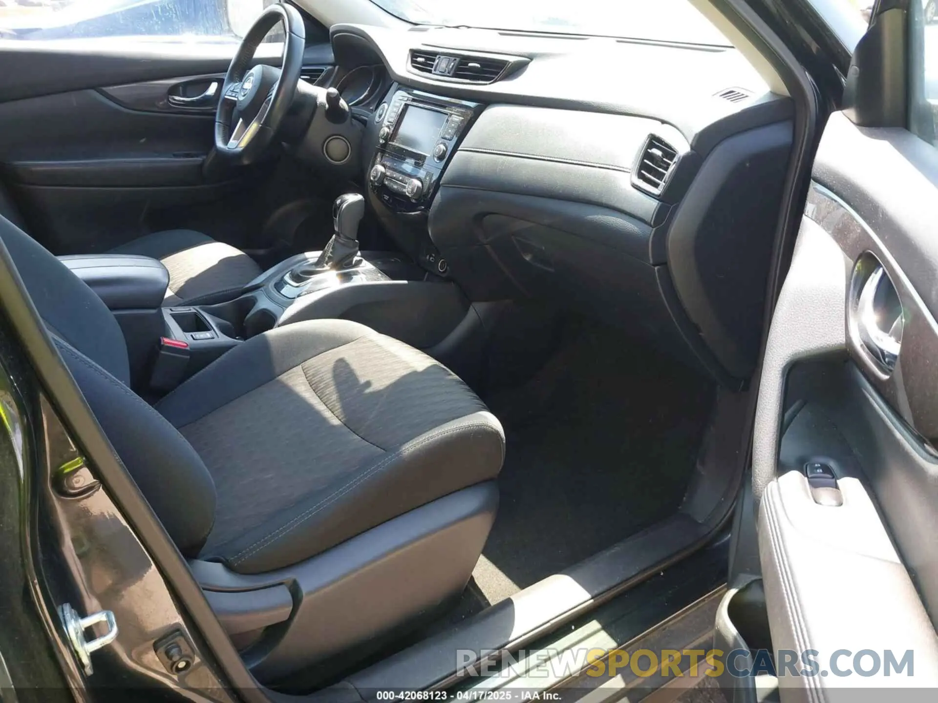 5 Photograph of a damaged car 5N1AT2MV9KC757926 NISSAN ROGUE 2019