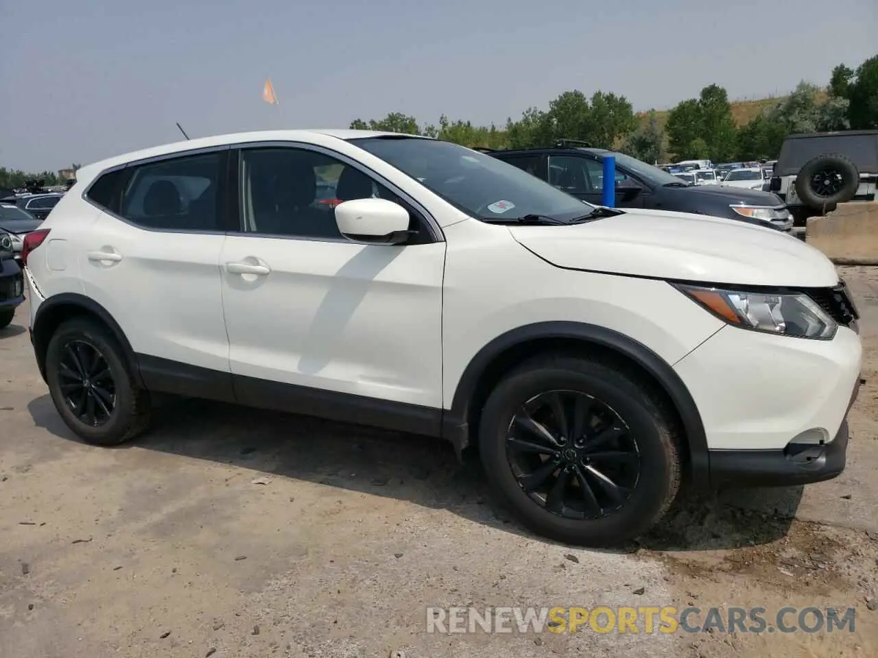 4 Photograph of a damaged car JN1BJ1CP0KW244240 NISSAN ROGUE 2019