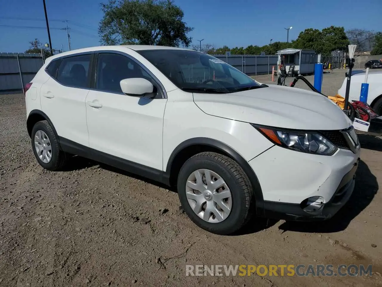 4 Photograph of a damaged car JN1BJ1CP2KW215984 NISSAN ROGUE 2019
