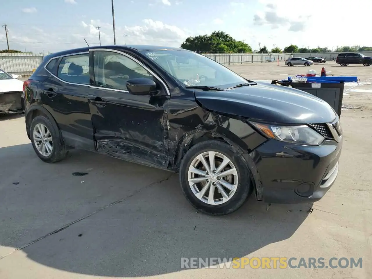 4 Photograph of a damaged car JN1BJ1CP2KW527447 NISSAN ROGUE 2019