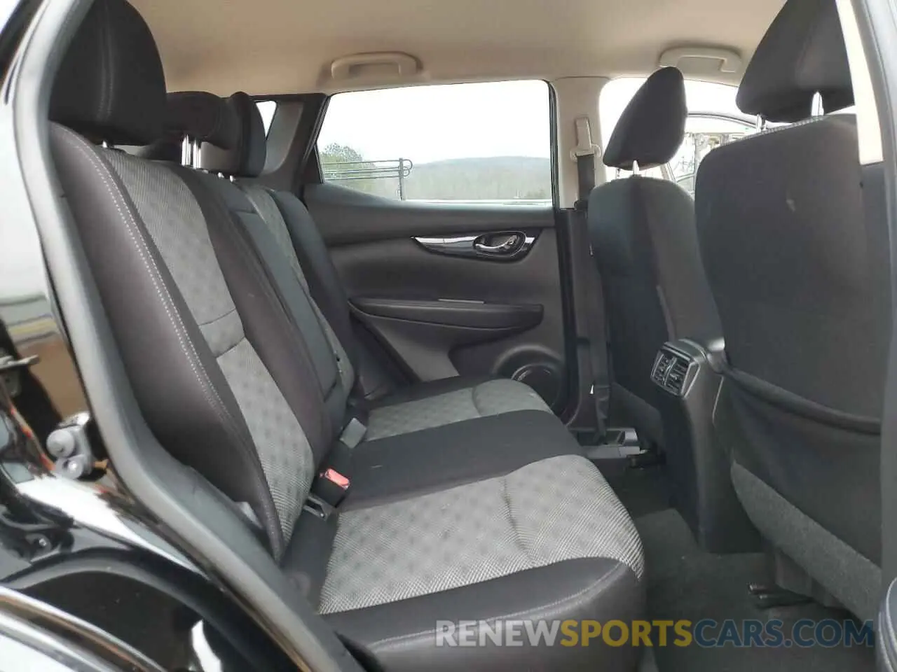 11 Photograph of a damaged car JN1BJ1CP8KW240114 NISSAN ROGUE 2019