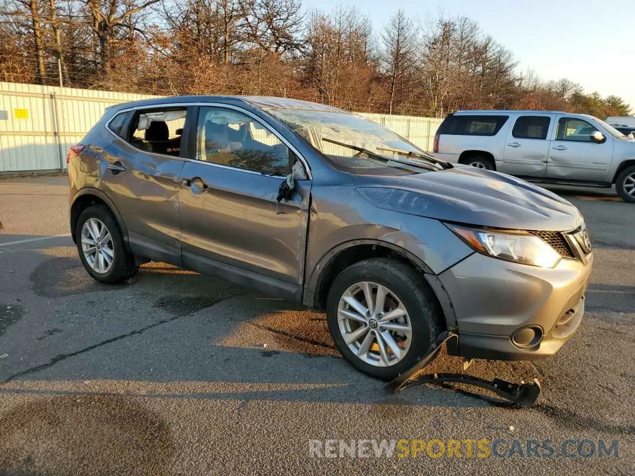 4 Photograph of a damaged car JN1BJ1CP8KW527680 NISSAN ROGUE 2019
