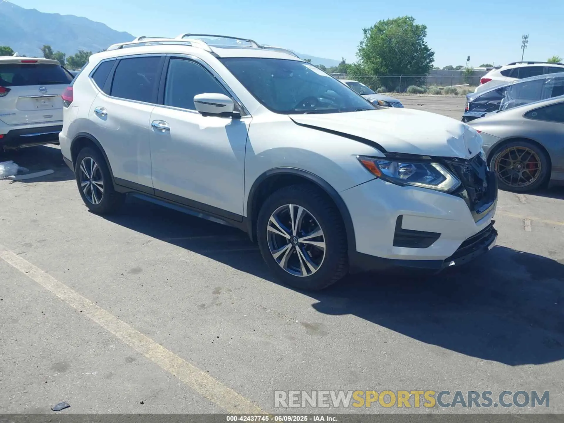 1 Photograph of a damaged car JN8AT2MV4KW396192 NISSAN ROGUE 2019