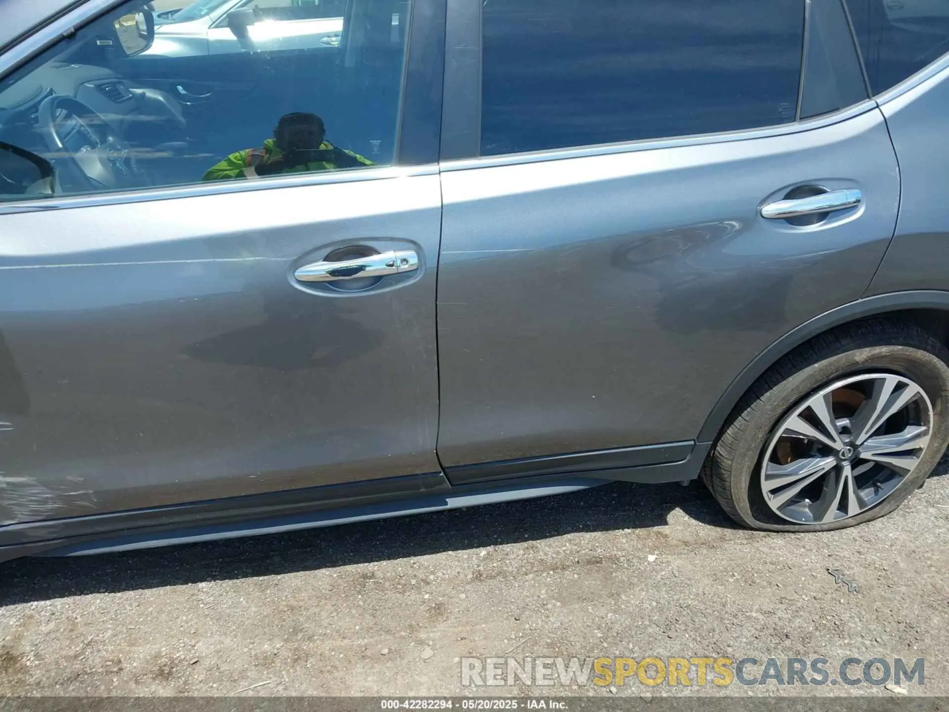 18 Photograph of a damaged car JN8AT2MV8KW370517 NISSAN ROGUE 2019