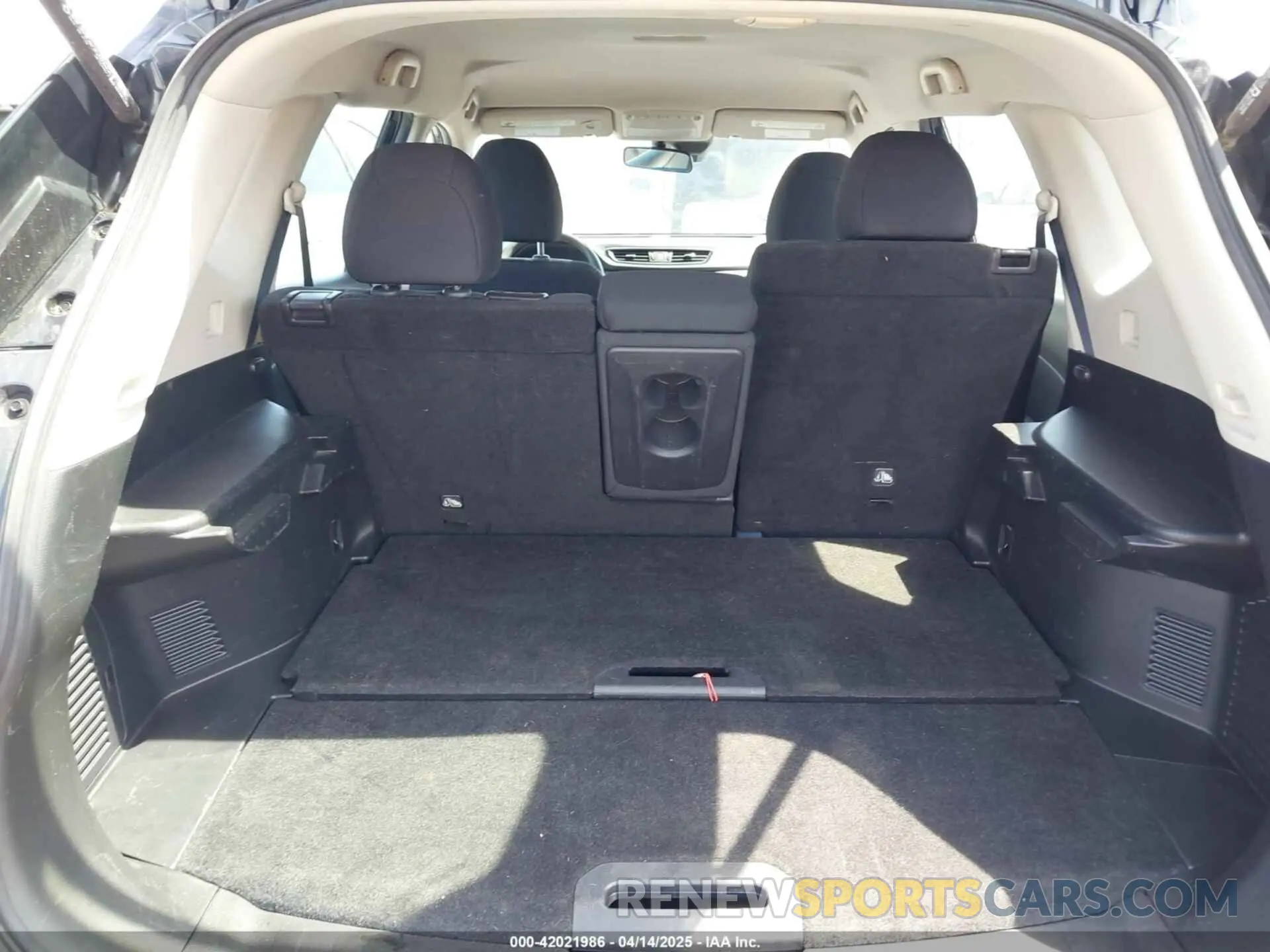 18 Photograph of a damaged car KNMAT2MV1KP559998 NISSAN ROGUE 2019