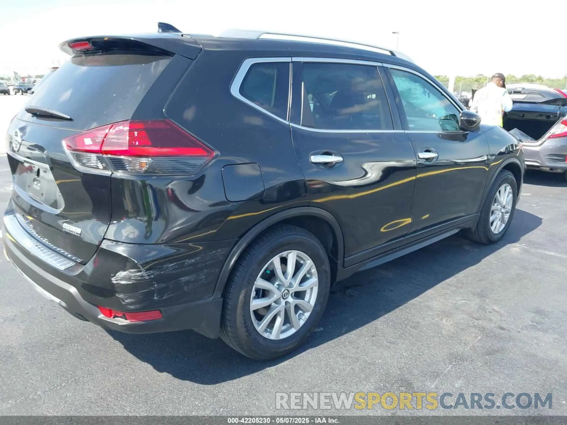 4 Photograph of a damaged car 5N1AT2MT0LC760889 NISSAN ROGUE 2020