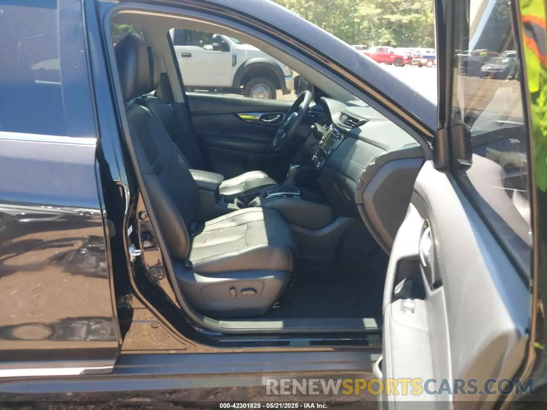 5 Photograph of a damaged car 5N1AT2MT3LC782613 NISSAN ROGUE 2020