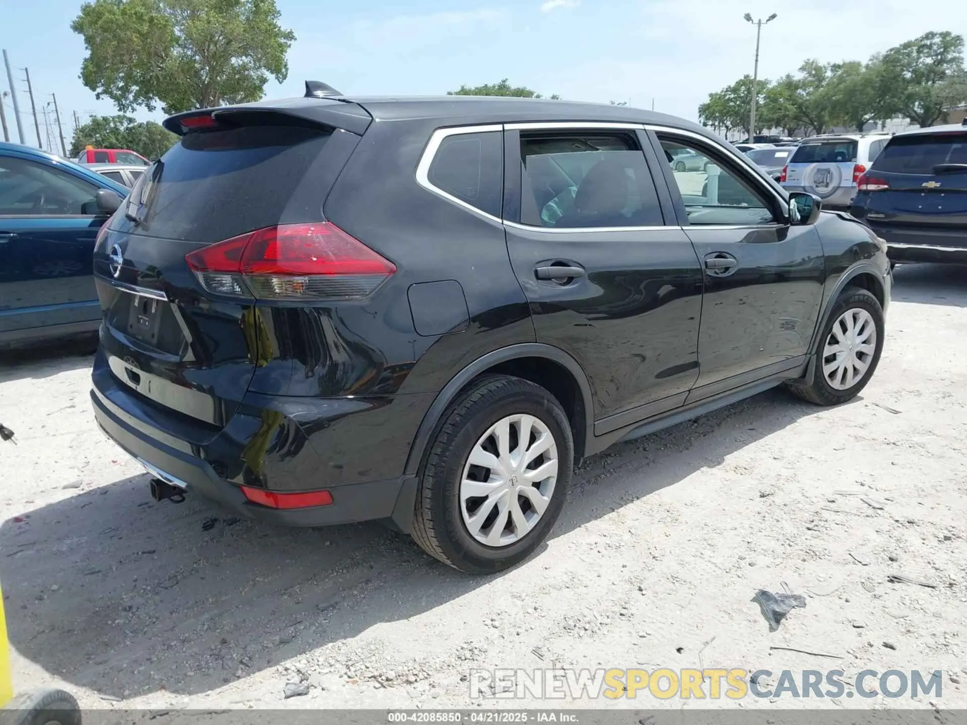 4 Photograph of a damaged car 5N1AT2MT5LC815269 NISSAN ROGUE 2020