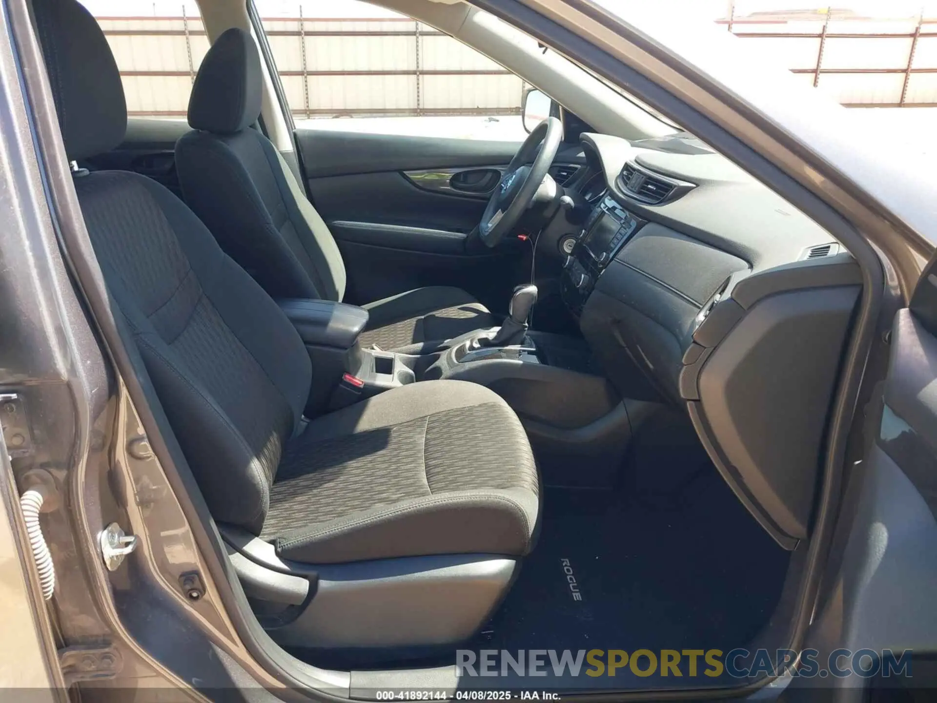 5 Photograph of a damaged car 5N1AT2MT6LC810937 NISSAN ROGUE 2020