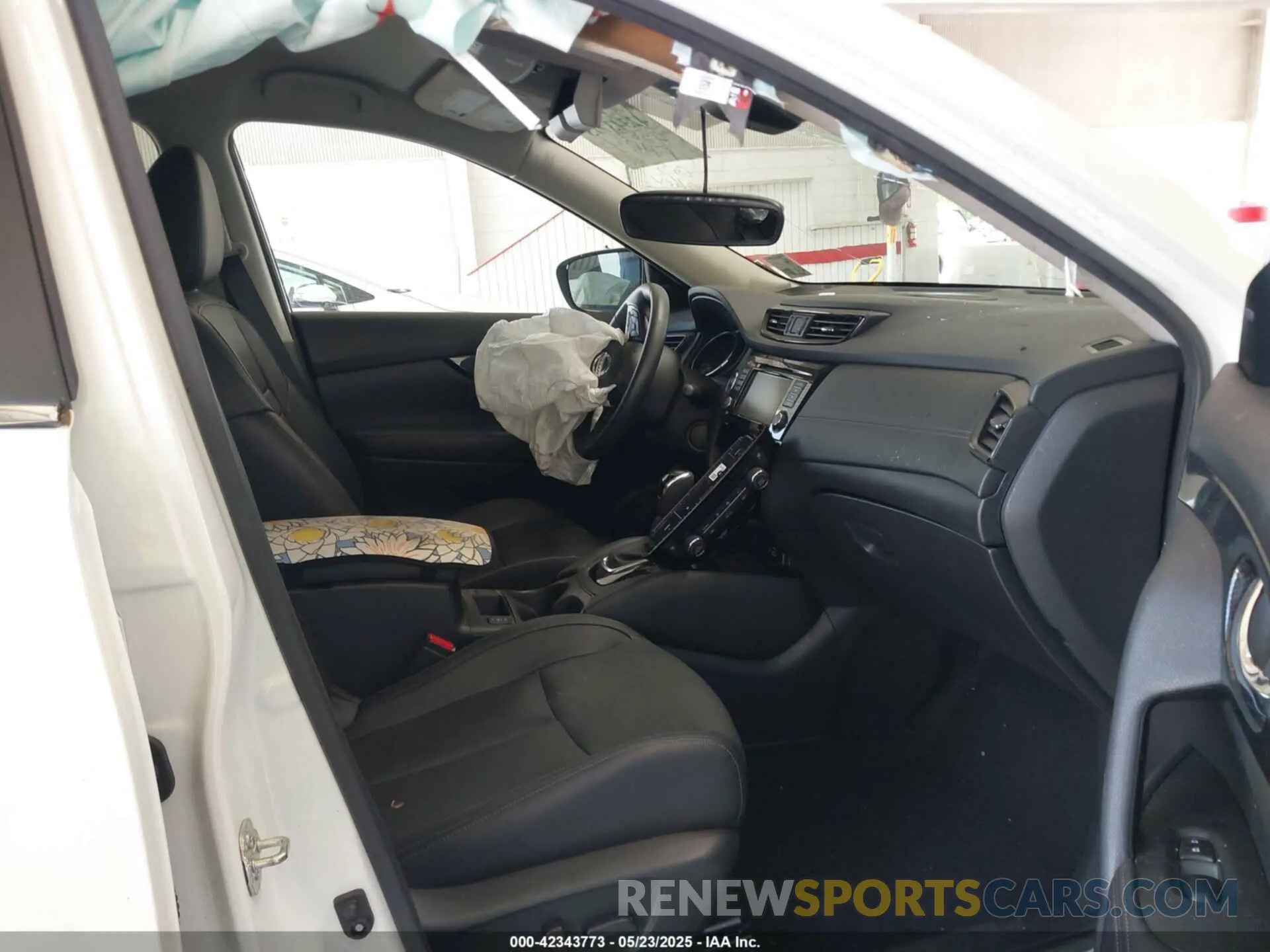 5 Photograph of a damaged car 5N1AT2MT8LC751633 NISSAN ROGUE 2020