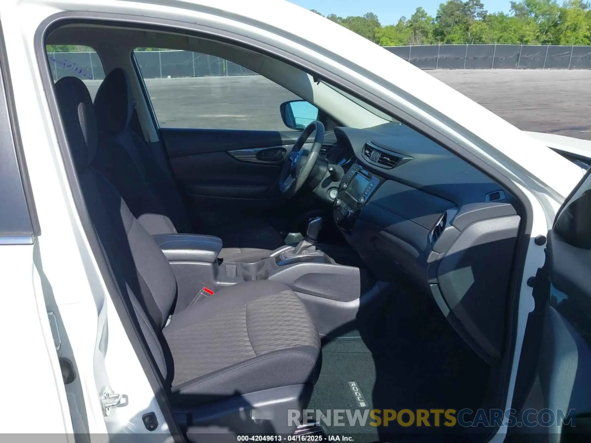 5 Photograph of a damaged car 5N1AT2MT8LC774443 NISSAN ROGUE 2020