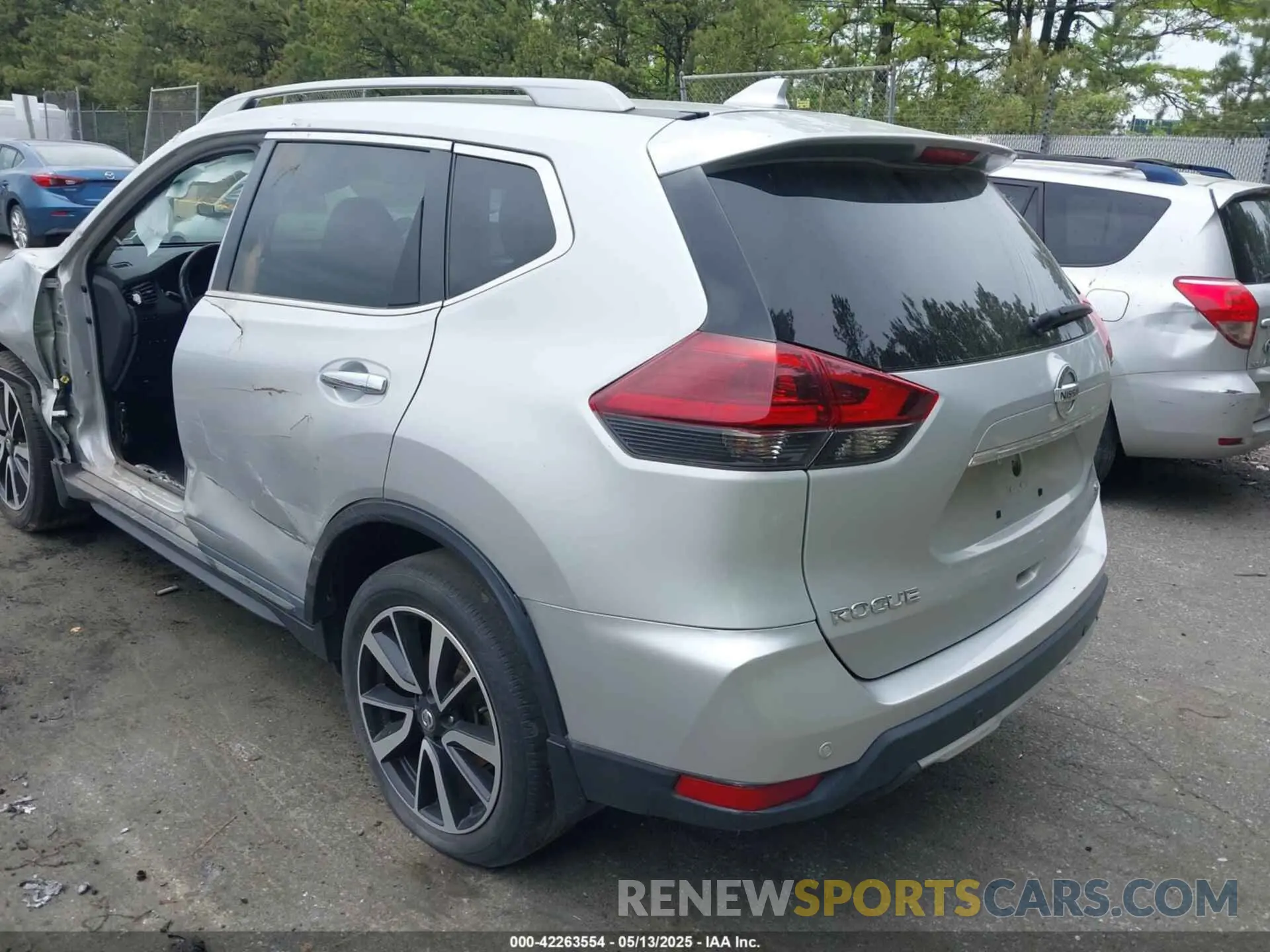 3 Photograph of a damaged car 5N1AT2MTXLC731464 NISSAN ROGUE 2020