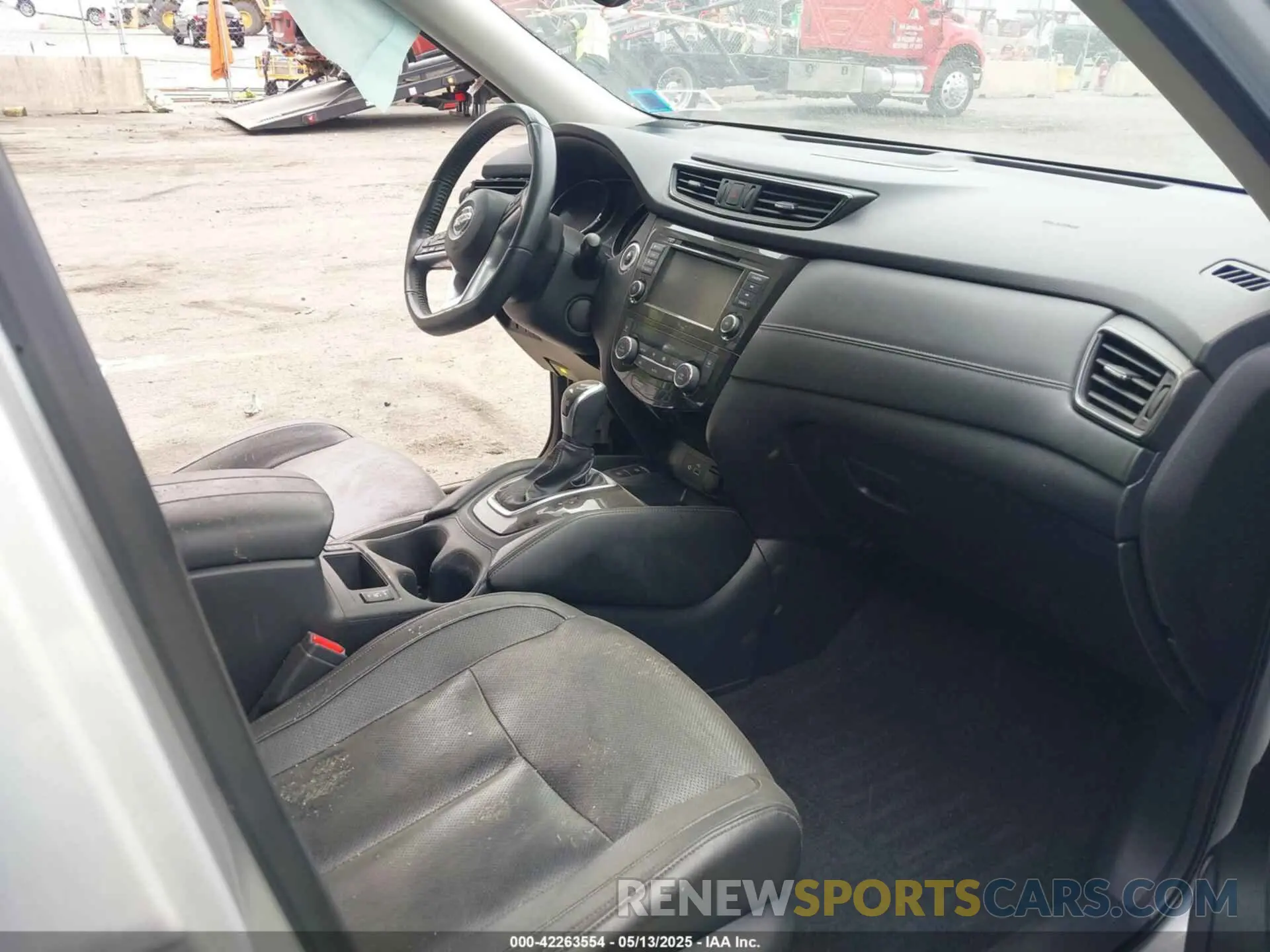 5 Photograph of a damaged car 5N1AT2MTXLC731464 NISSAN ROGUE 2020