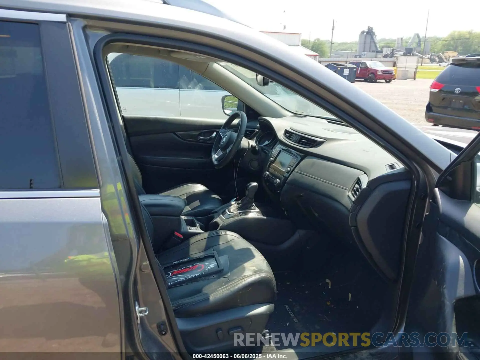 5 Photograph of a damaged car 5N1AT2MV2LC717074 NISSAN ROGUE 2020