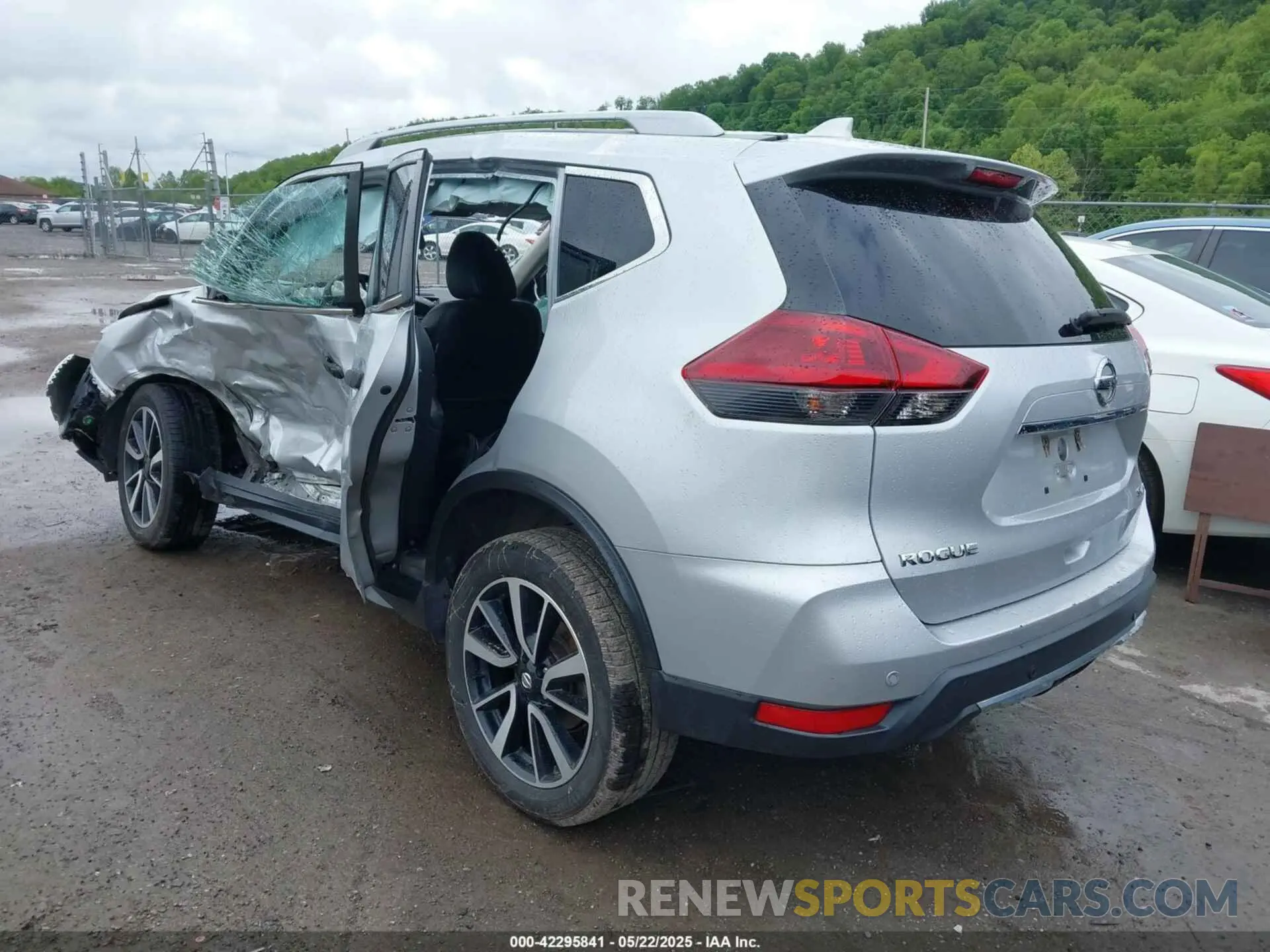 3 Photograph of a damaged car 5N1AT2MV5LC708045 NISSAN ROGUE 2020