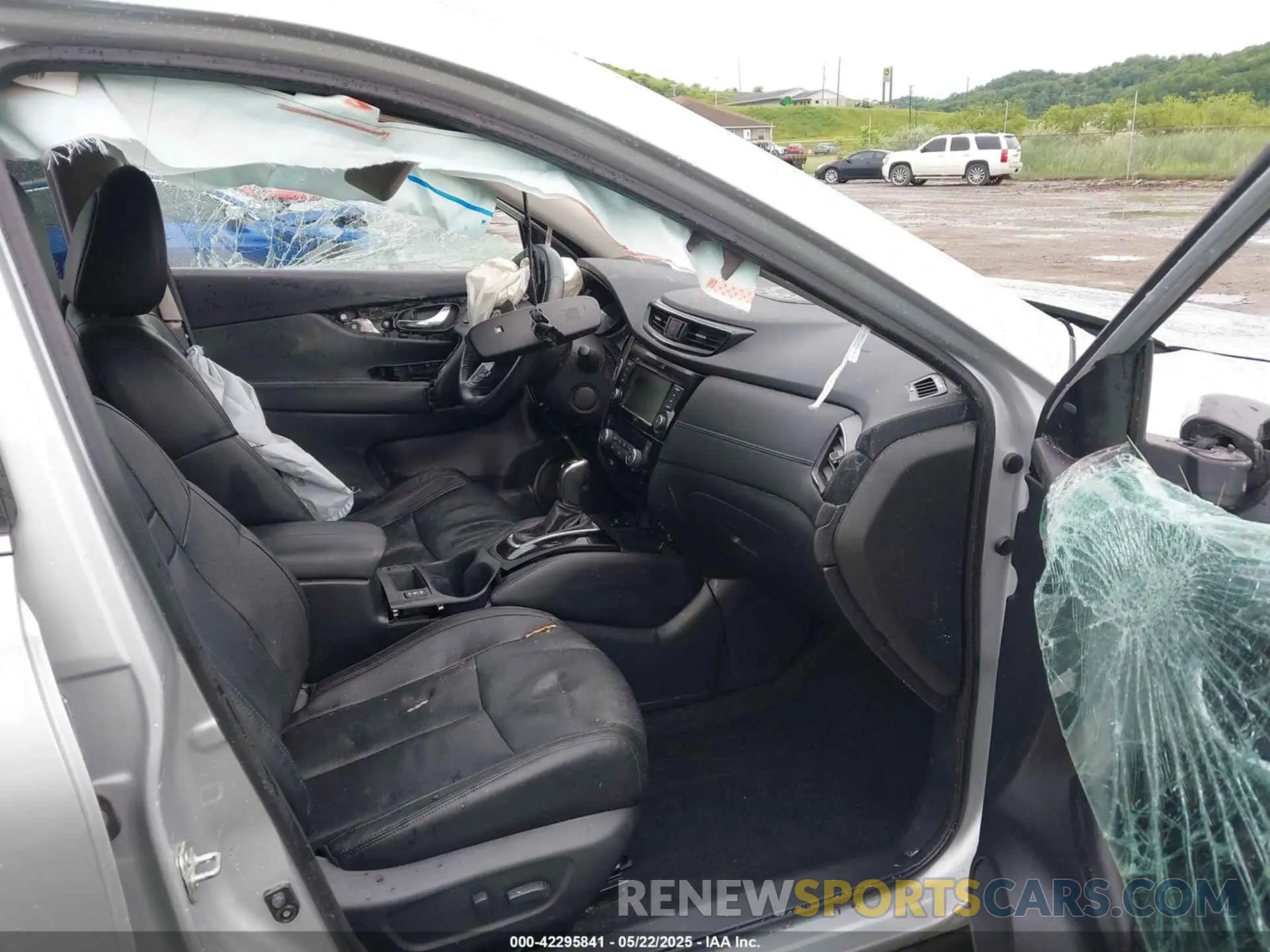 5 Photograph of a damaged car 5N1AT2MV5LC708045 NISSAN ROGUE 2020