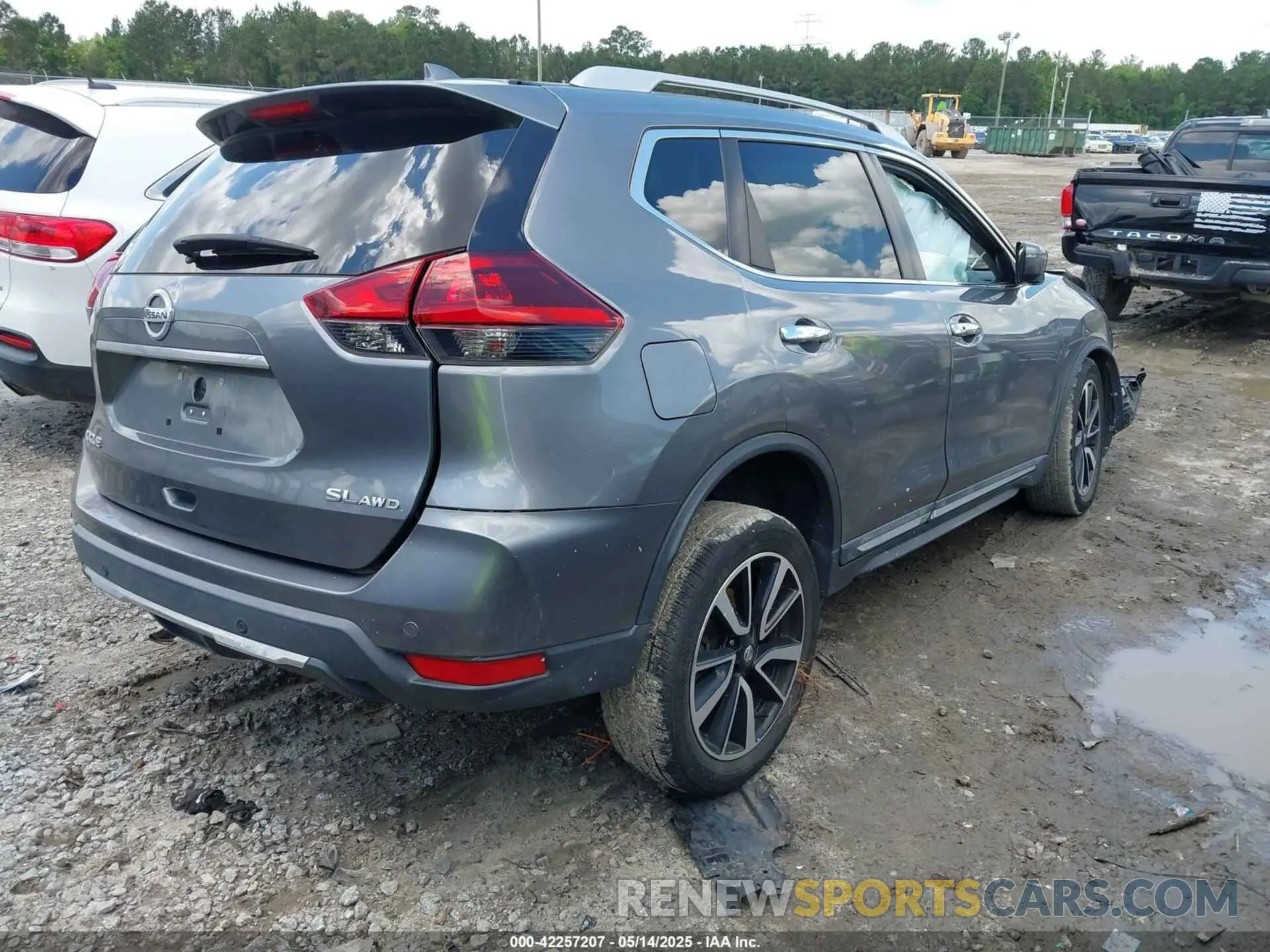 4 Photograph of a damaged car 5N1AT2MV8LC743999 NISSAN ROGUE 2020
