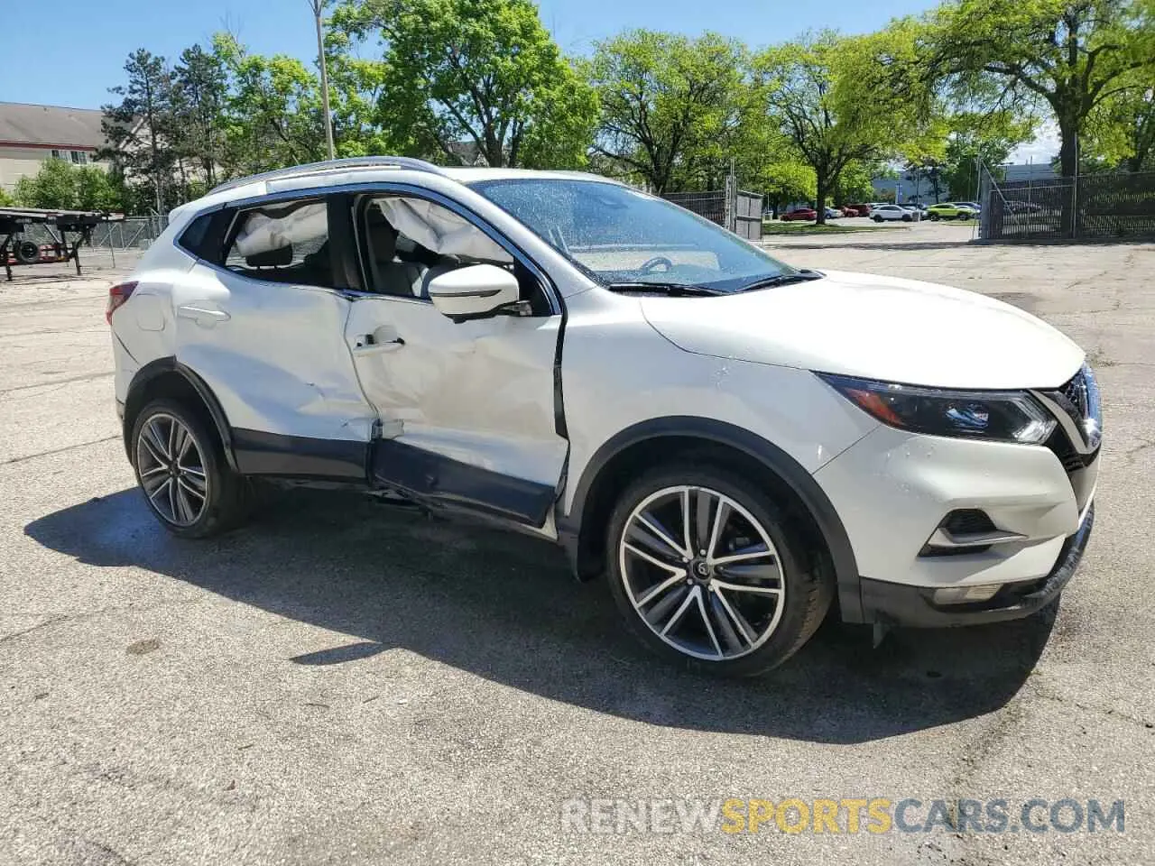 4 Photograph of a damaged car JN1BJ1CW5LW641337 NISSAN ROGUE 2020