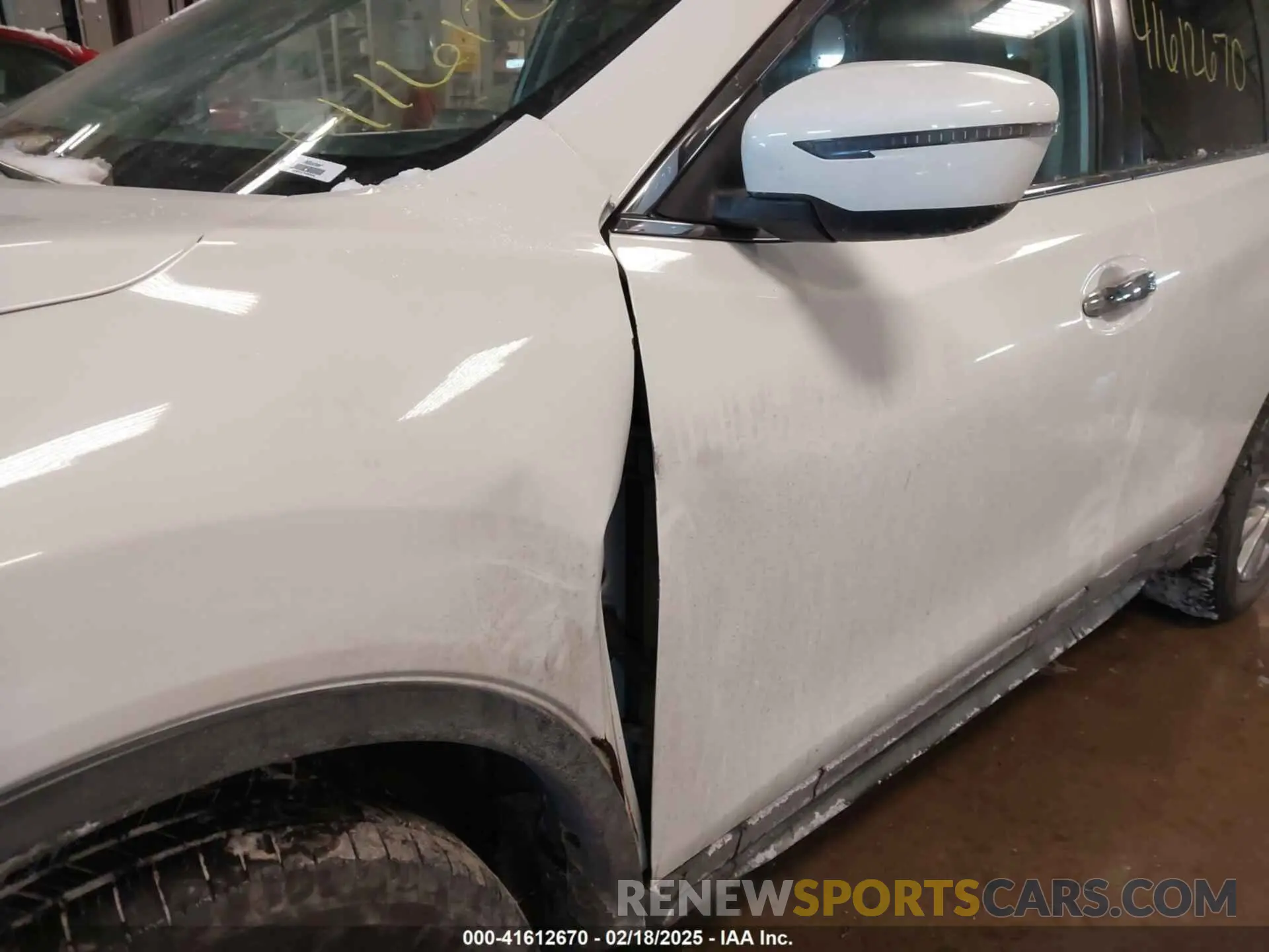 17 Photograph of a damaged car JN8AT2MT1LW038810 NISSAN ROGUE 2020
