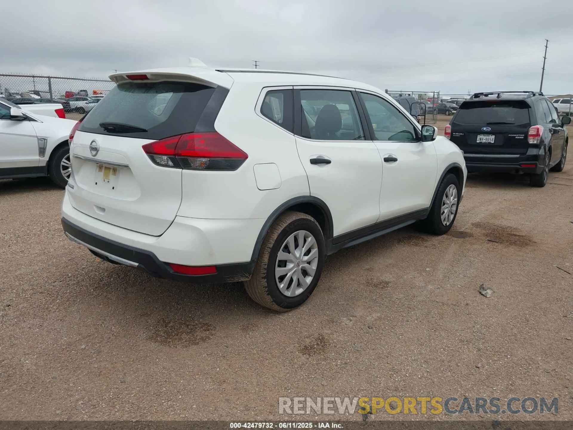4 Photograph of a damaged car JN8AT2MT4LW013111 NISSAN ROGUE 2020