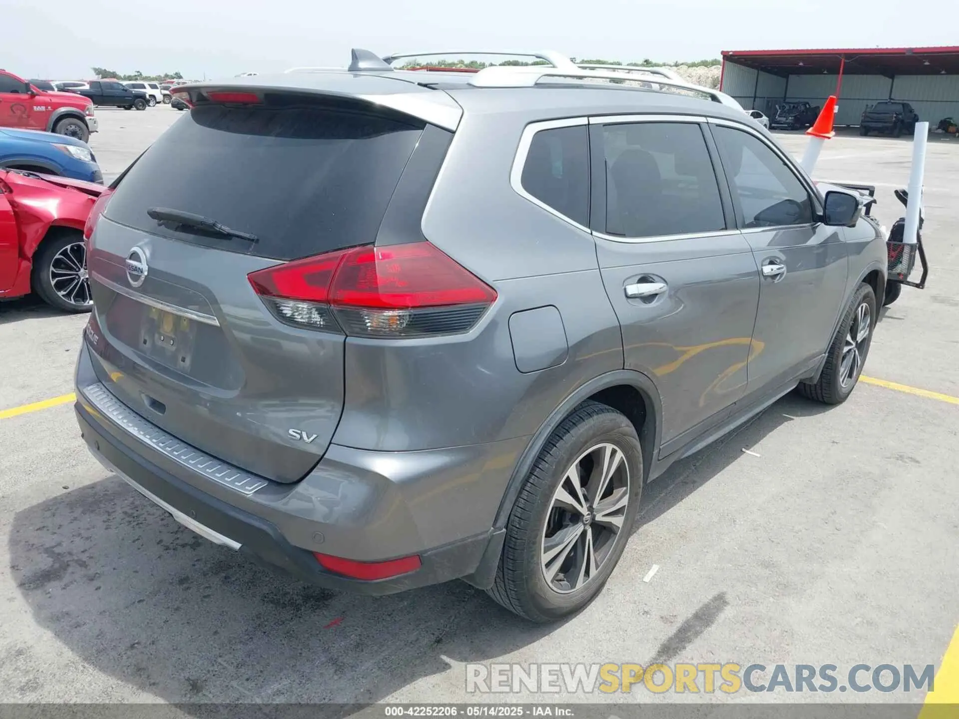 4 Photograph of a damaged car JN8AT2MT6LW000585 NISSAN ROGUE 2020